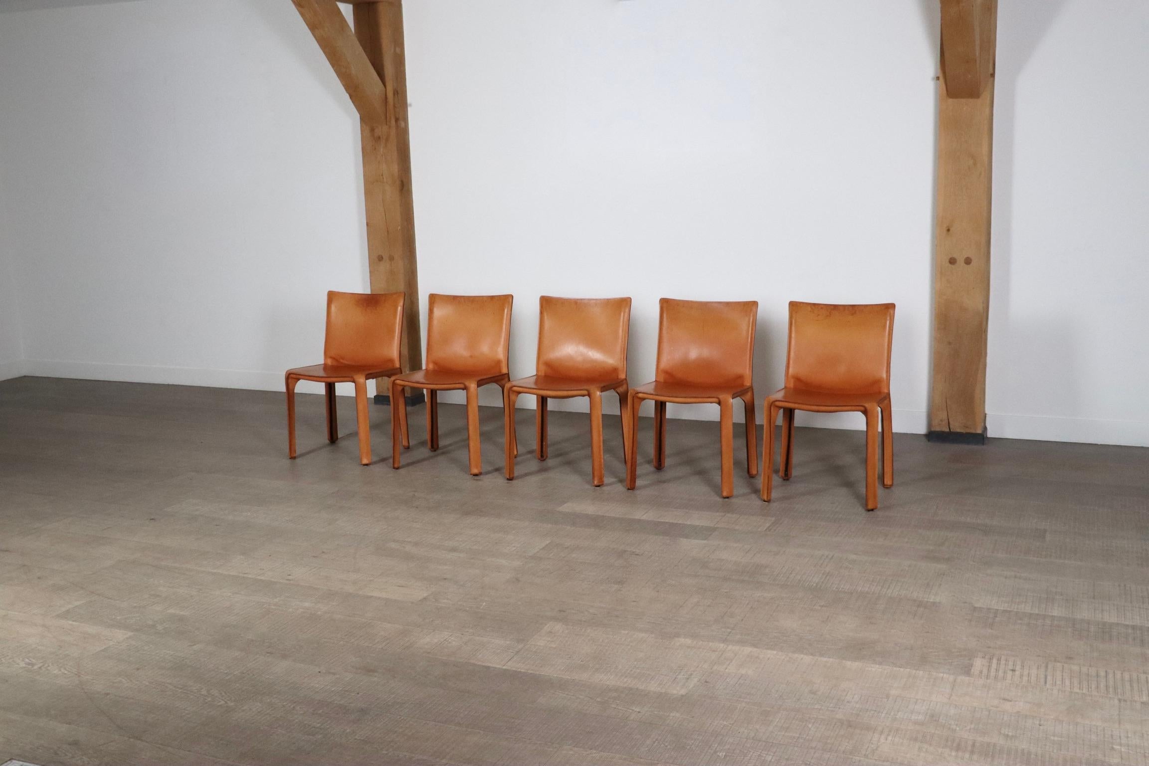 Incredible set of 5 CAB 412 chairs in stunning original cognac leather by great designer Mario Bellini for Cassina, 1980s.

CAB was the first-ever chair to feature a free-standing leather structure, inspired by how our skin fits over our skeleton.