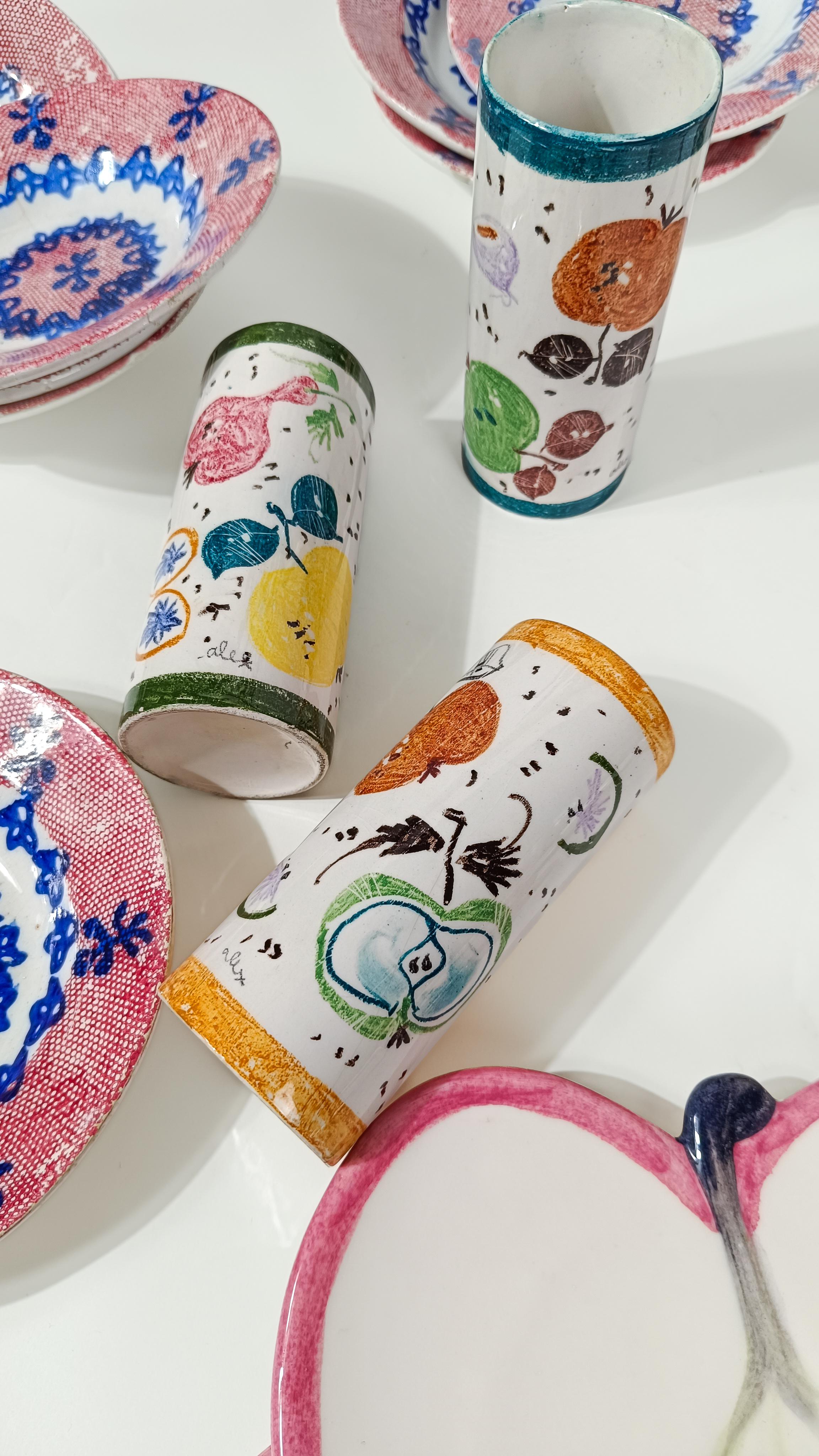 italien Ensemble de  5 verres à boire en céramique, décoration de fruits peinte à la main, Italie, années 50 en vente