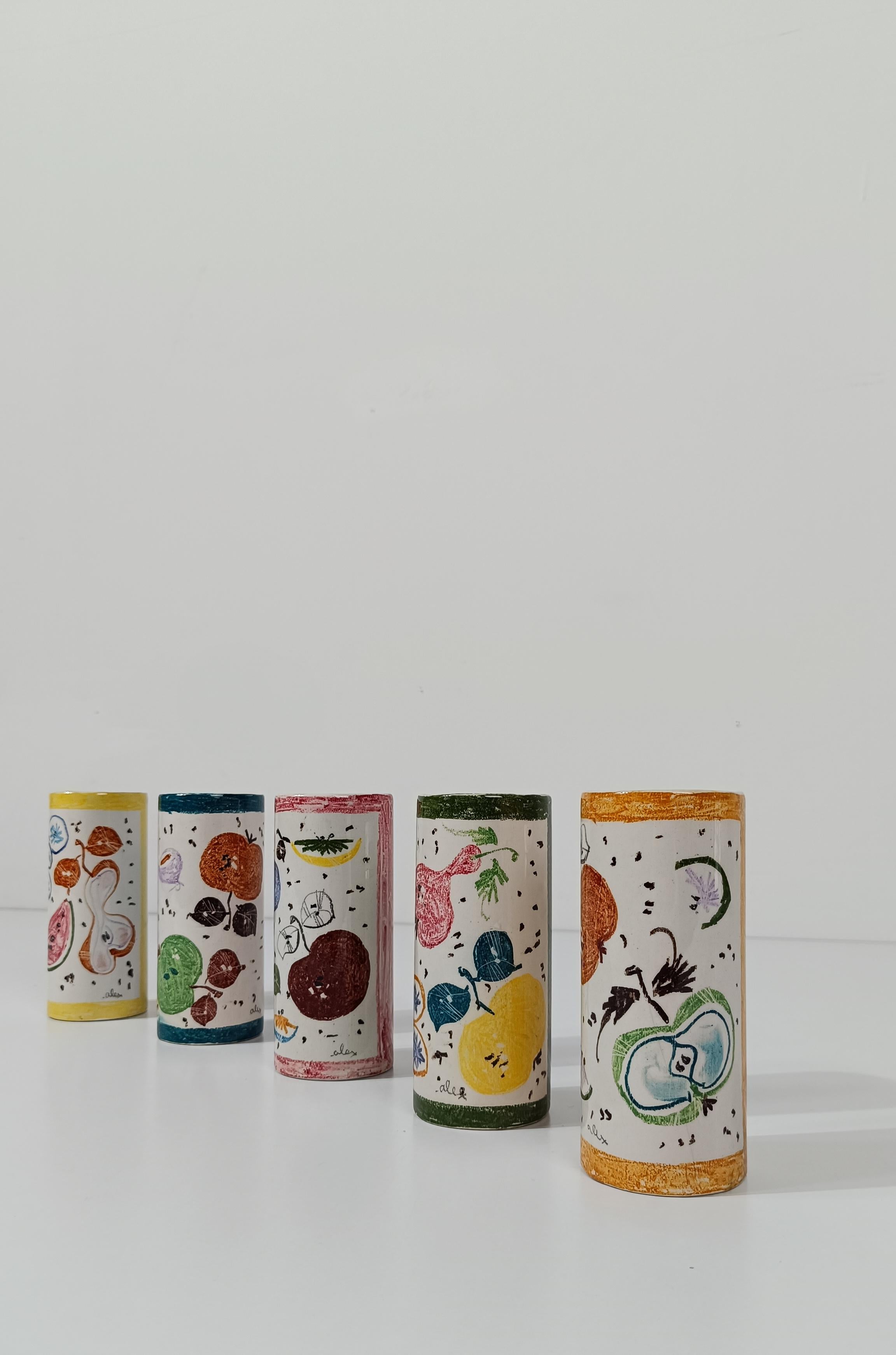 Ensemble de  5 verres à boire en céramique, décoration de fruits peinte à la main, Italie, années 50 en vente 1