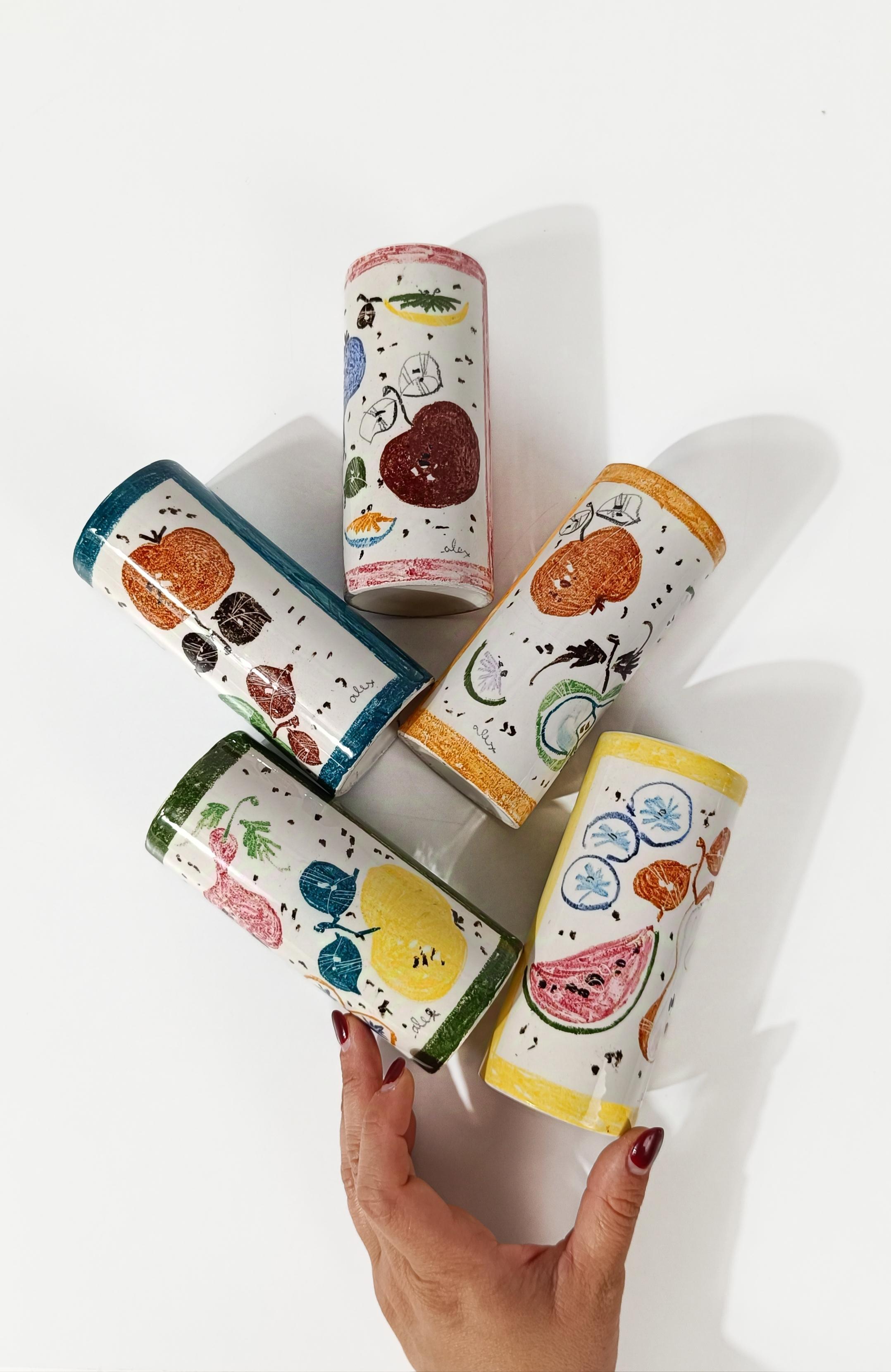 Céramique Ensemble de  5 verres à boire en céramique, décoration de fruits peinte à la main, Italie, années 50 en vente