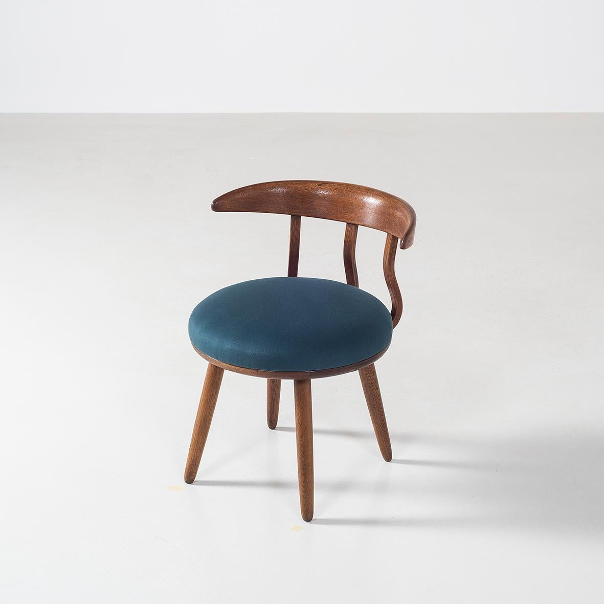 Dieses einzigartige Set aus 5 Stühlen wurde in den 1950er Jahren von Isamu Kenmochi entworfen.
Bei dieser Version des Stuhls könnte es sich um einen Prototyp des 1951 herausgegebenen Stuhls mit 5 Sprossen handeln, auf den in der
