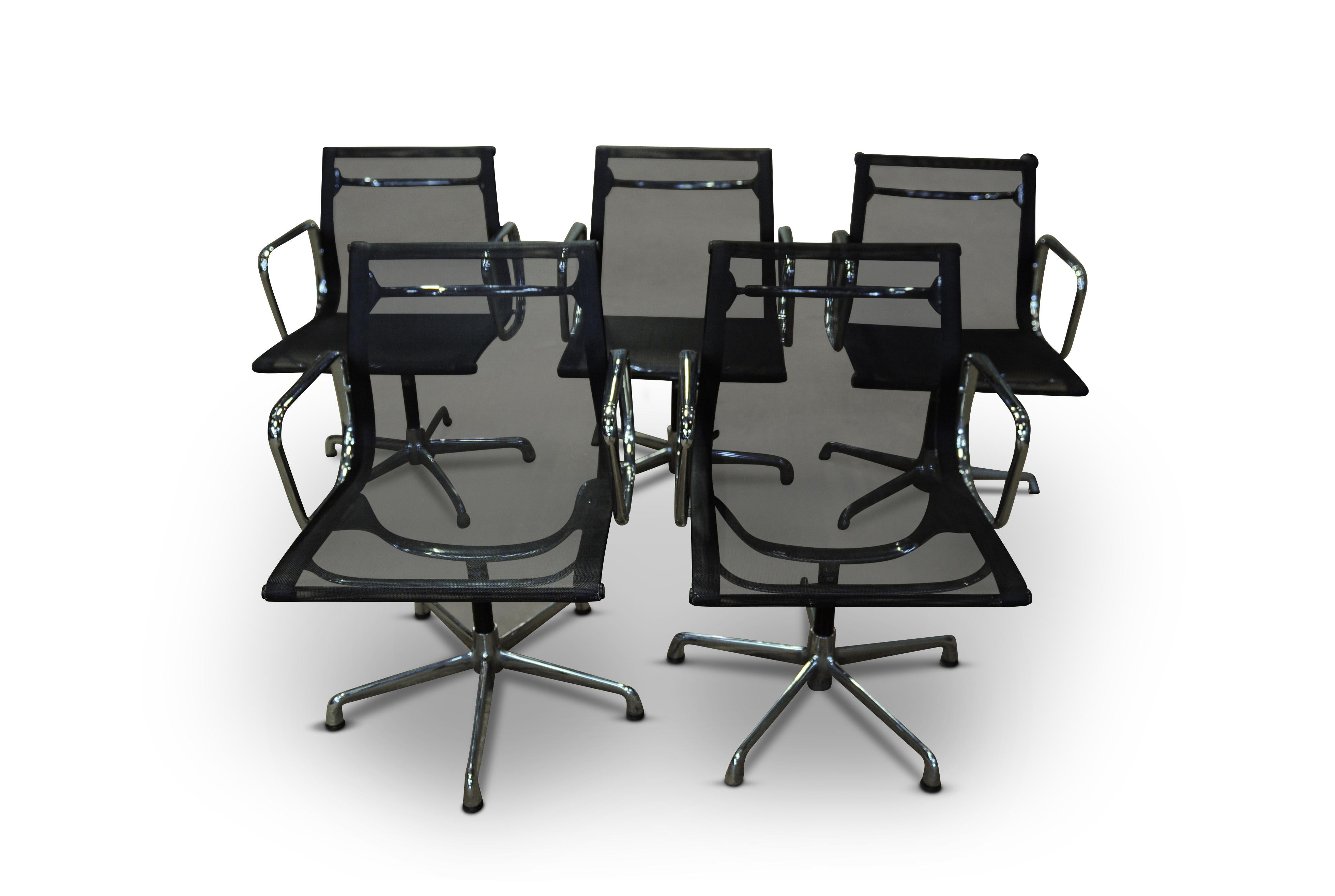 Mid-Century Modern Set of 5 Charles and Ray Eames by ICF Black Net Weave EA108 Office Swivel Chairs For Sale