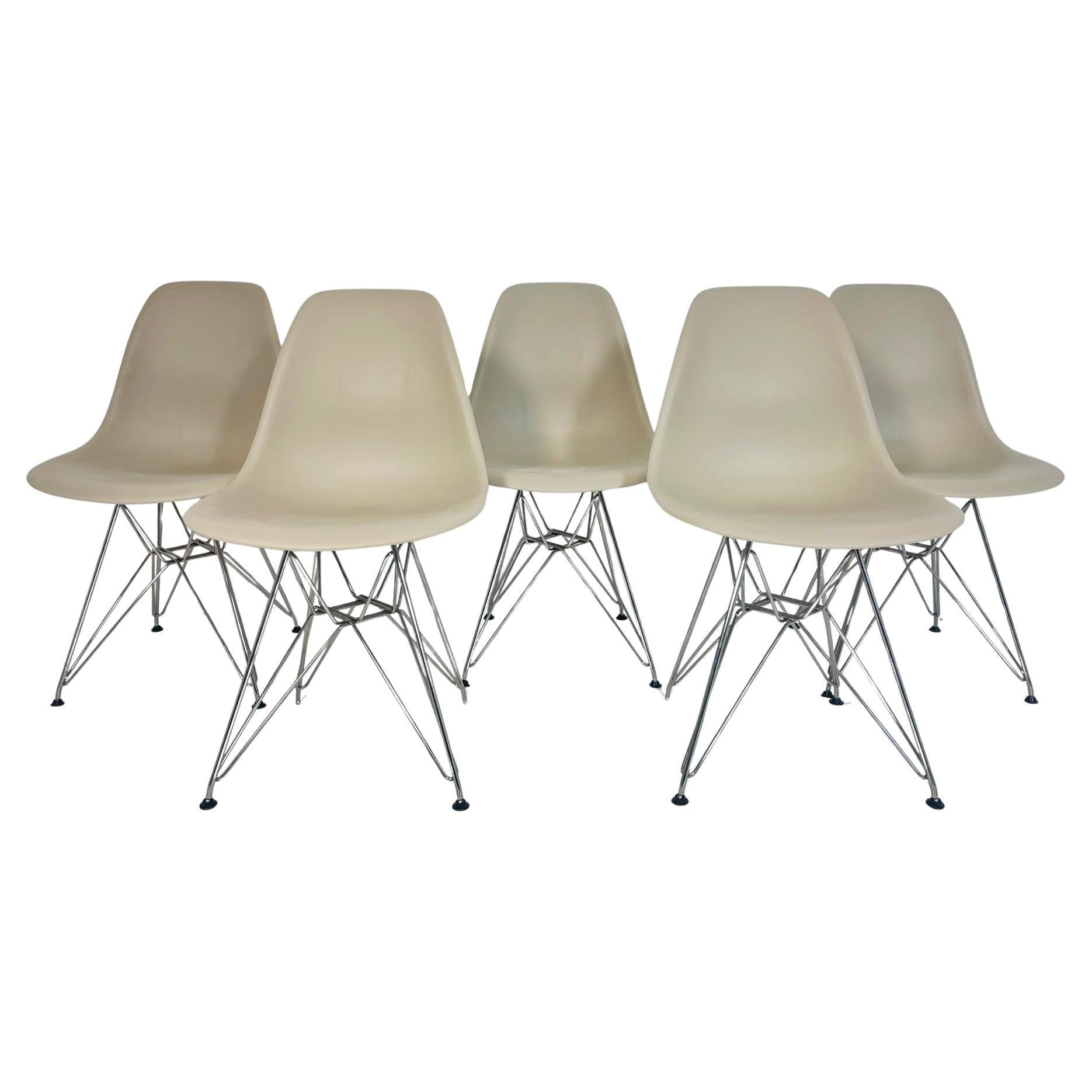 Set of 5 Charles 
Ray Eames Molded Shell Chairs for Herman Miller, USA 2016 For Sale
