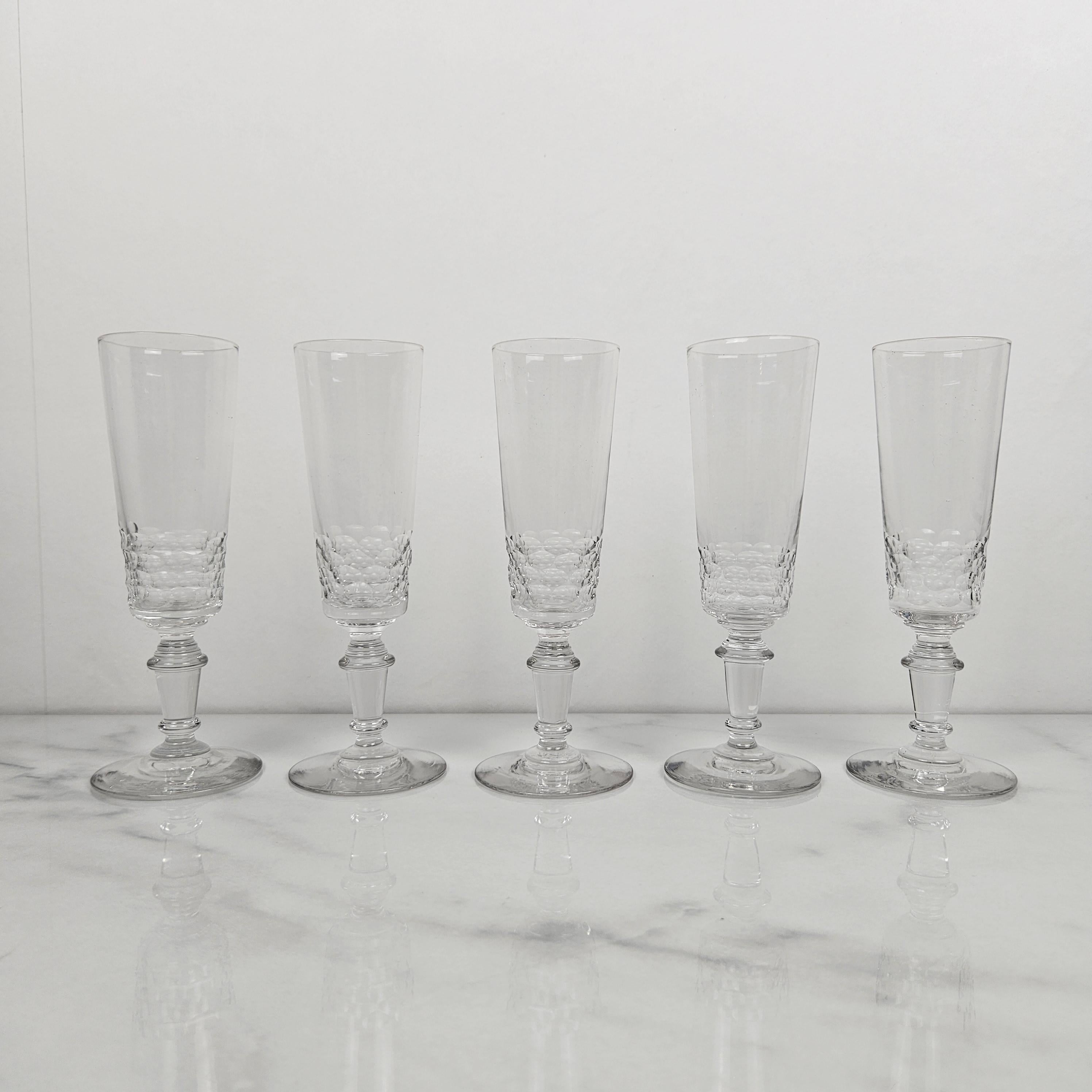 Un ensemble raffiné de cinq coupes à champagne françaises anciennes, fabriquées en verre clair vers 1880.
Chaque flûte présente une coupe inférieure magnifiquement taillée et une tige ornée de détails décoratifs, offrant à la fois un intérêt visuel