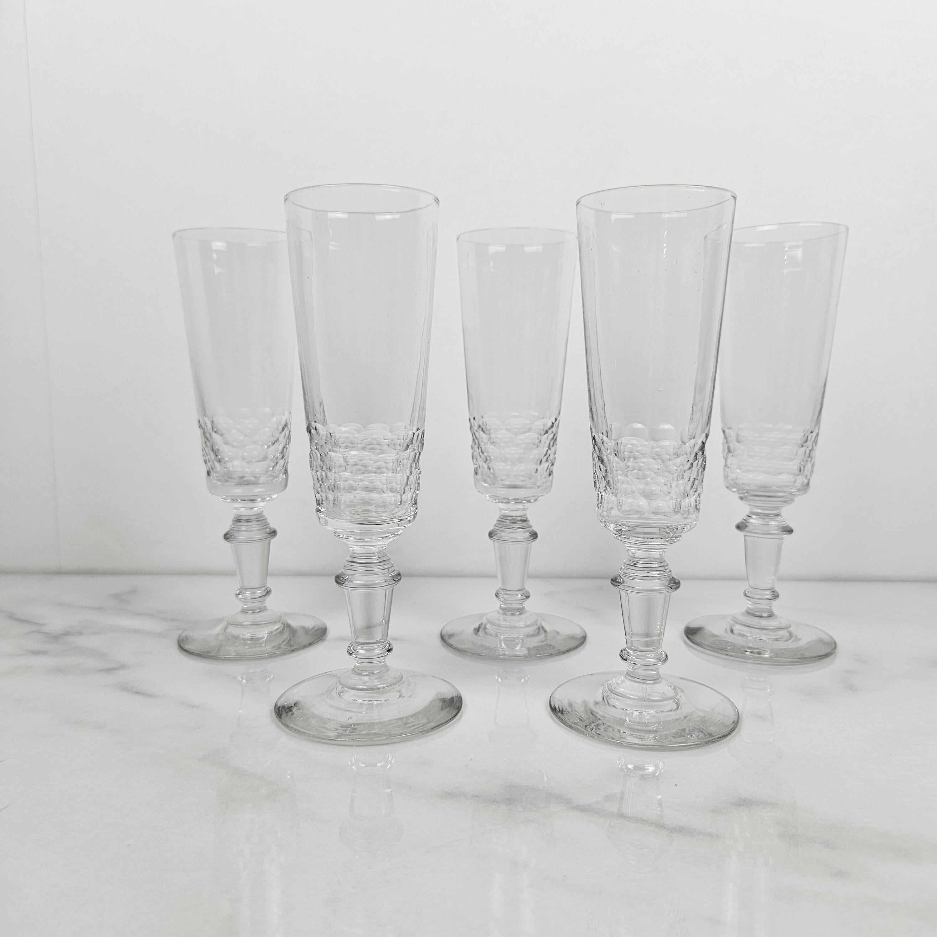 Belle Époque Ensemble de 5 charmantes flûtes à champagne soufflées à la main, vers 1890 en vente