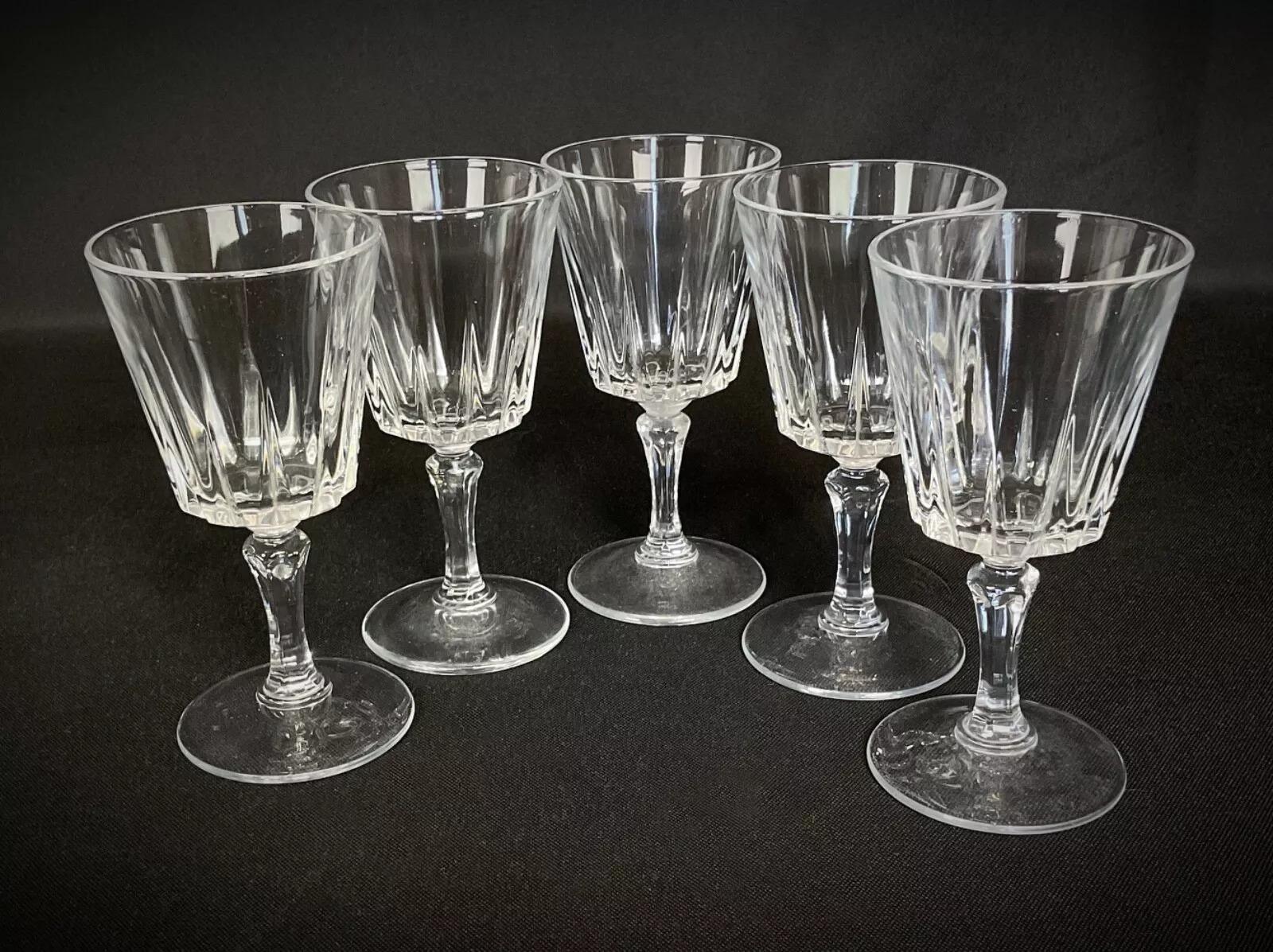 Délicieux ensemble de cinq petits verres à liqueur vintage, parfaits pour savourer vos spiritueux préférés. Ces verres présentent une charmante patine, avec quelques légères rayures et un peu de trouble dû à l'âge, ainsi qu'un petit éclat. Veuillez