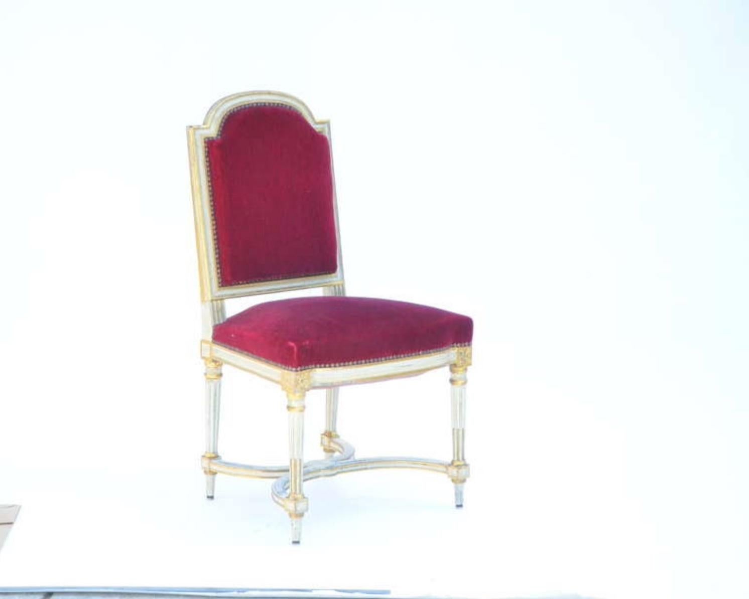 5 Stühle aus rotem, schickem karminrotem Samt im Stil von Maison Jansen. Sehr robust und bequem. Die Originalpolsterung ist alt, aber in gutem Zustand. Sie können auch mit C.O.M. neu gepolstert werden.