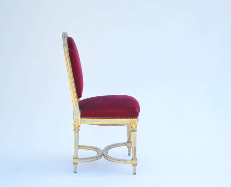 Intagliato Set di 5 sedie chic in velluto cremisi nello stile di Maison Jansen in vendita