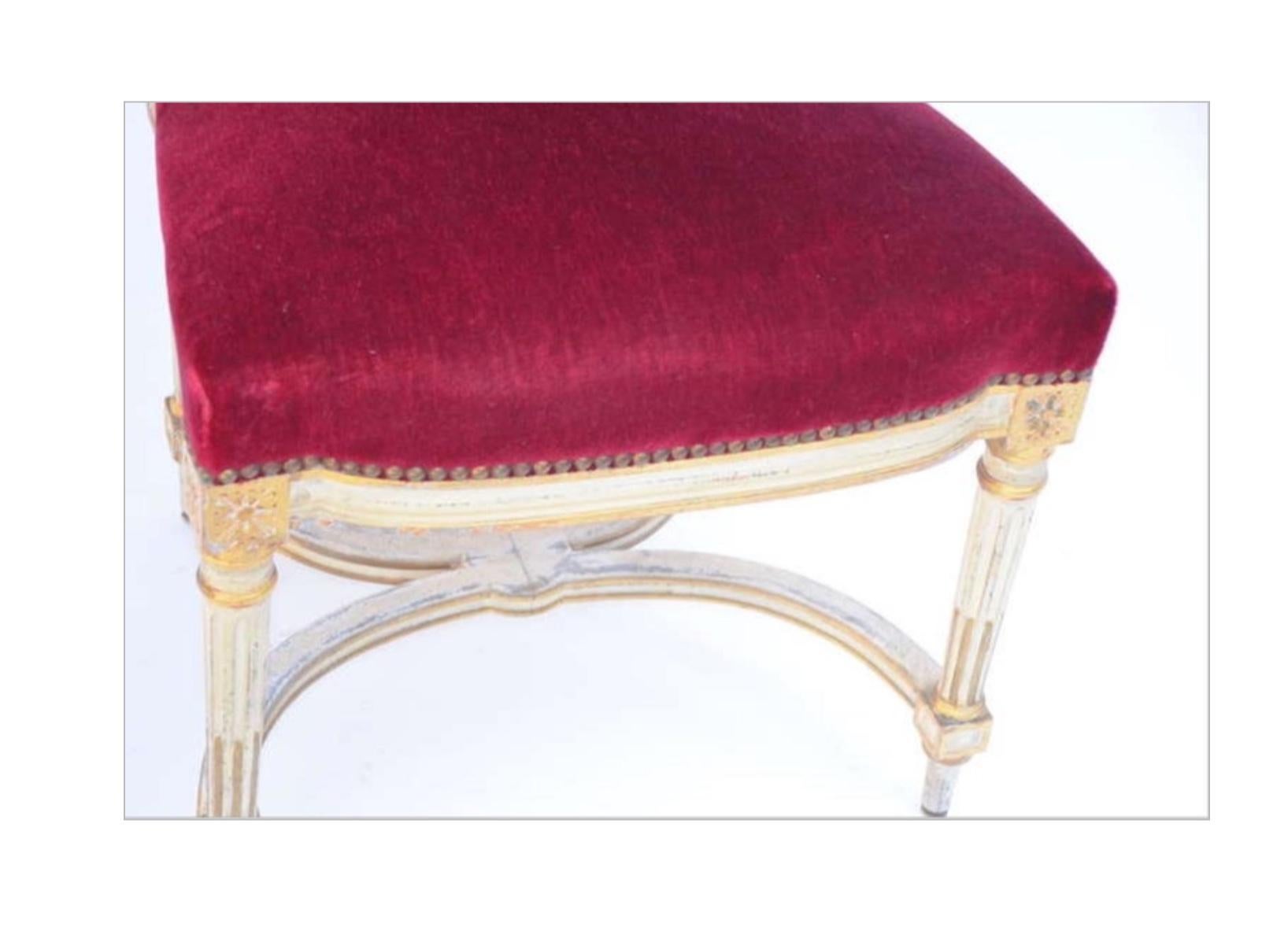 Sculpté Ensemble de 5 chaises chics en velours Crimson dans le style de la Maison Jansen en vente