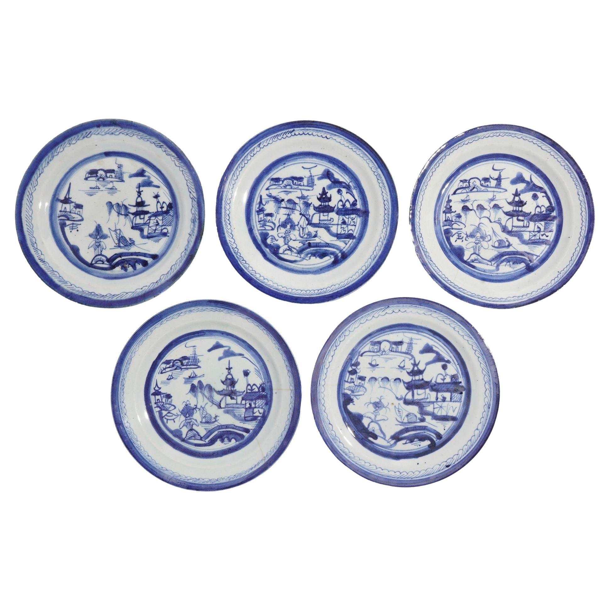 Ensemble de 5 assiettes à dîner chinoises à motif de saule de Canton, c. 1830
