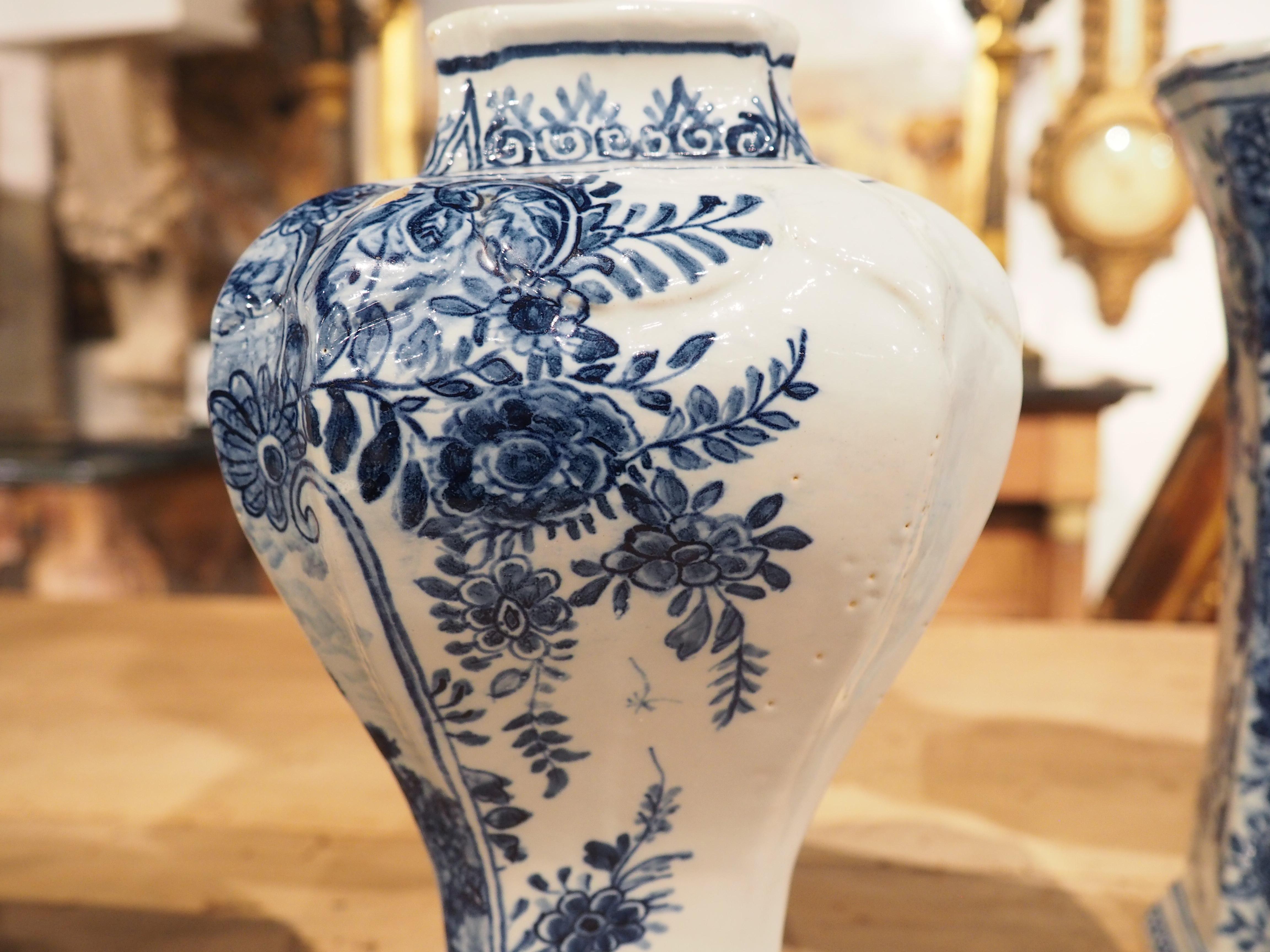Ensemble de 5 vases Delft bleu et blanc de Hollande datant de 1900 en vente 7
