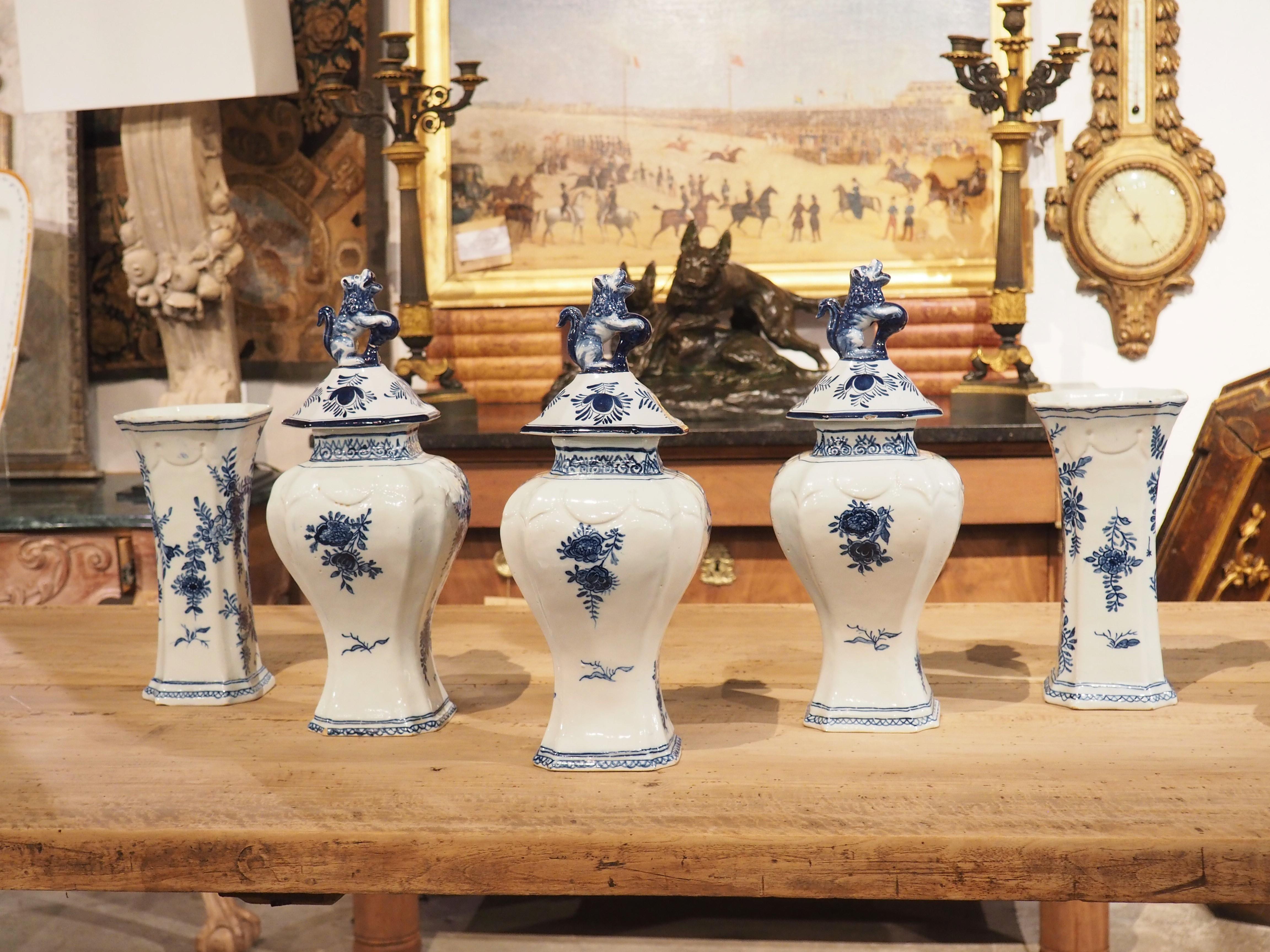 Ensemble de 5 vases Delft bleu et blanc de Hollande datant de 1900 en vente 9