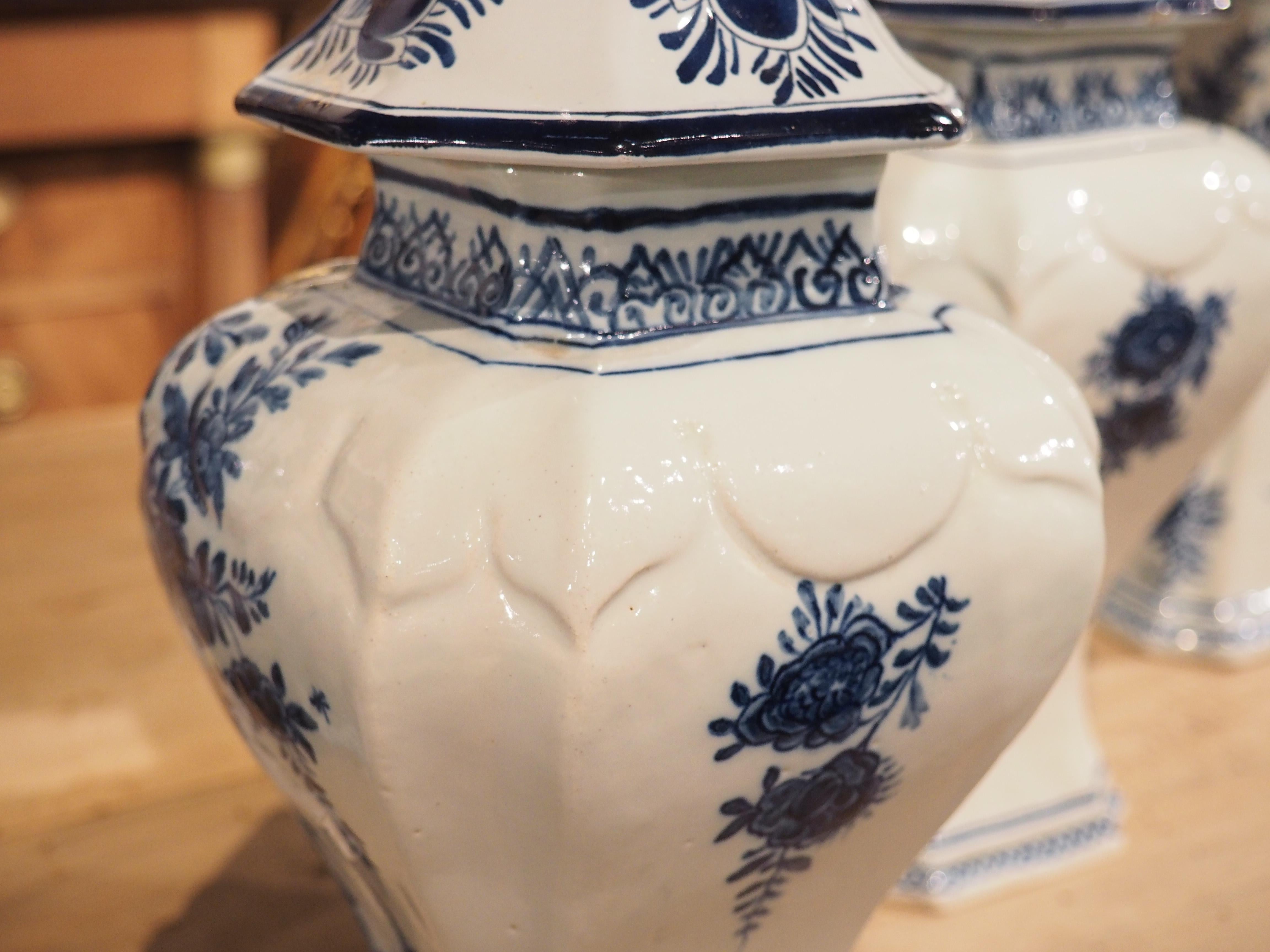 Ensemble de 5 vases Delft bleu et blanc de Hollande datant de 1900 en vente 10