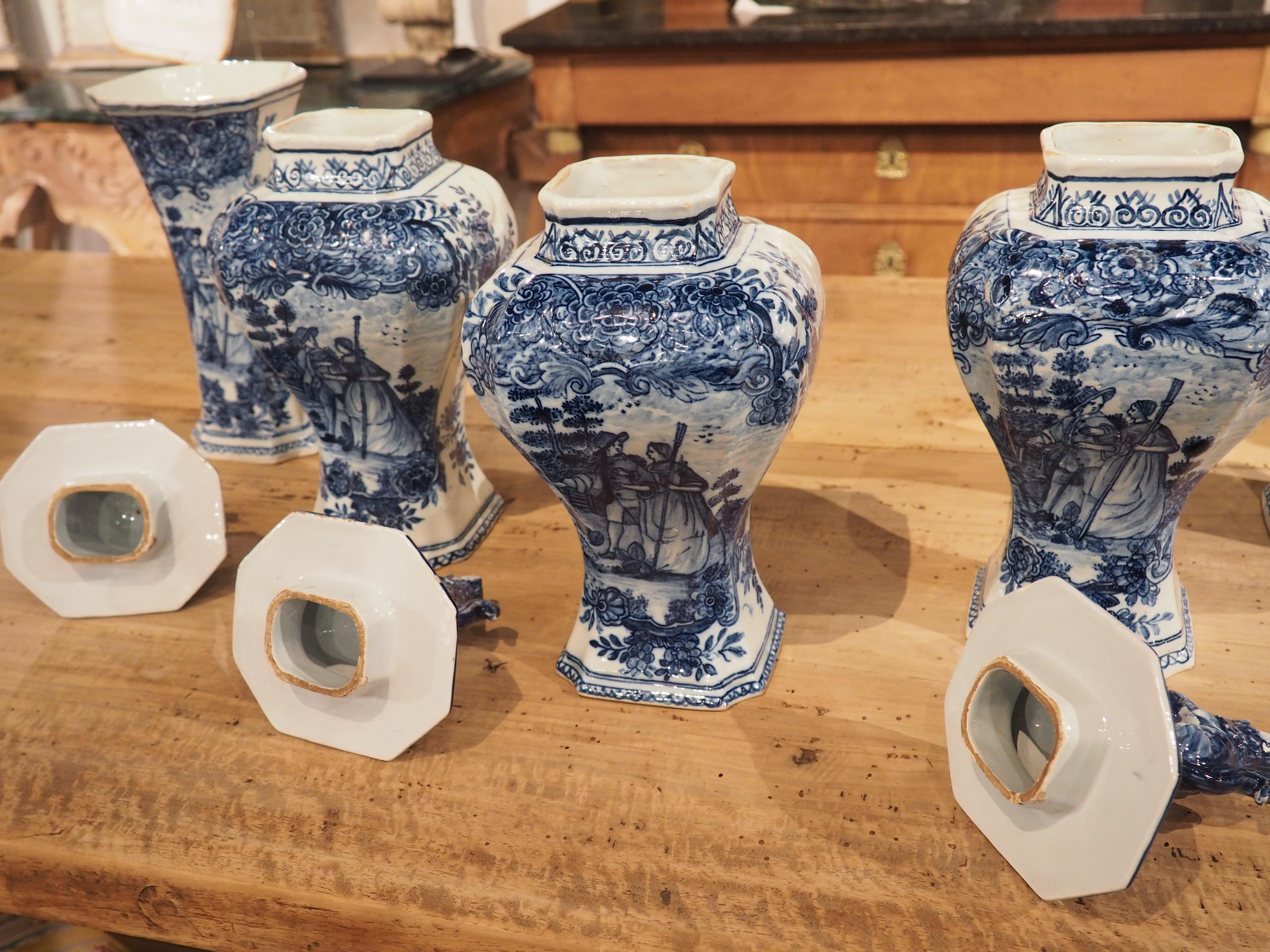 Ensemble de 5 vases Delft bleu et blanc de Hollande datant de 1900 en vente 1