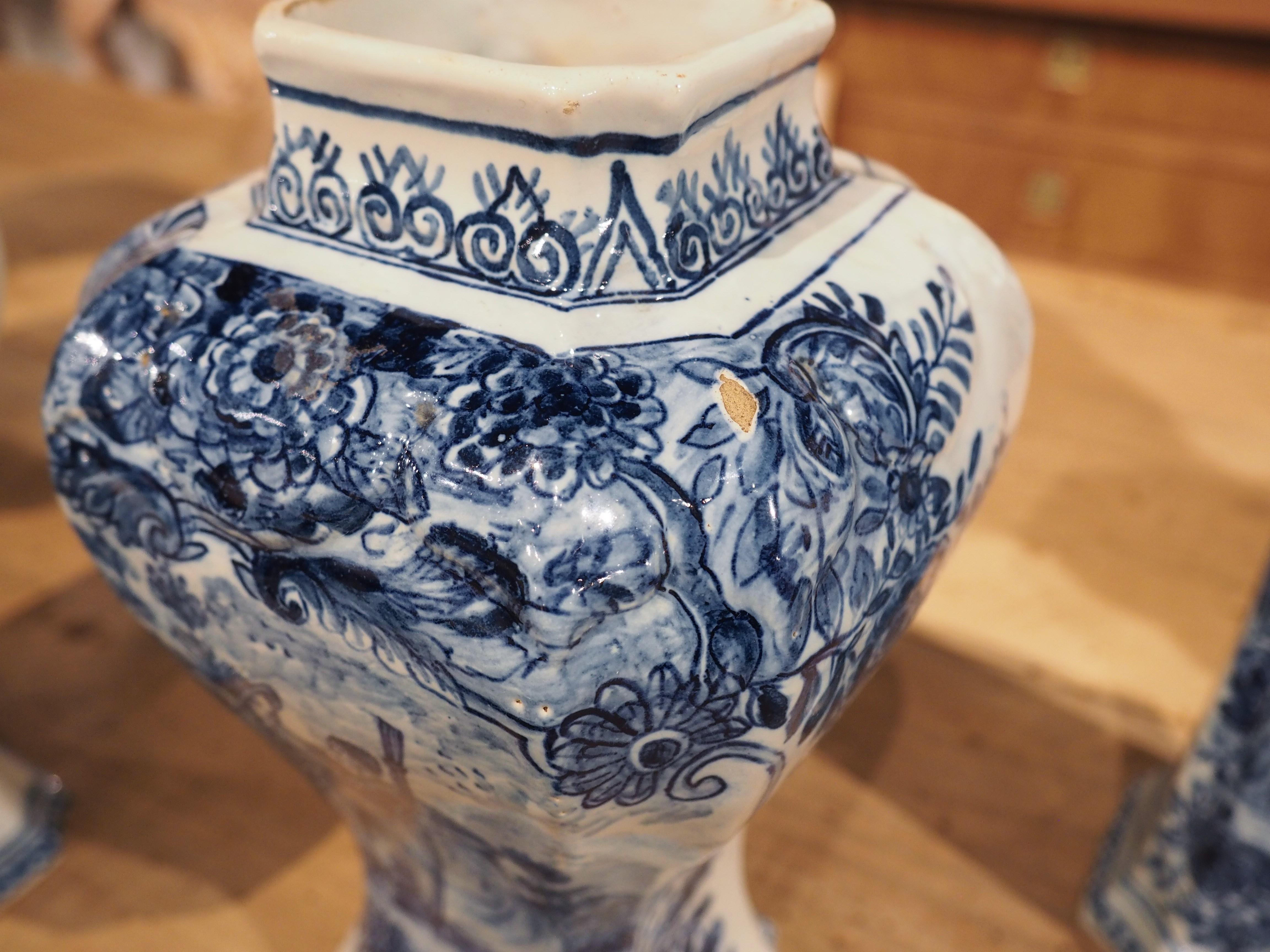 Ensemble de 5 vases Delft bleu et blanc de Hollande datant de 1900 en vente 2