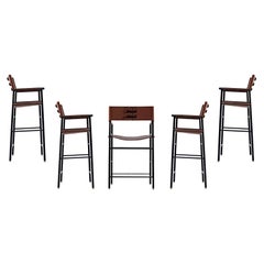 Set di 5 sgabelli da bar classici con. Schienale in pelle marrone scuro e gomma nera in metallo