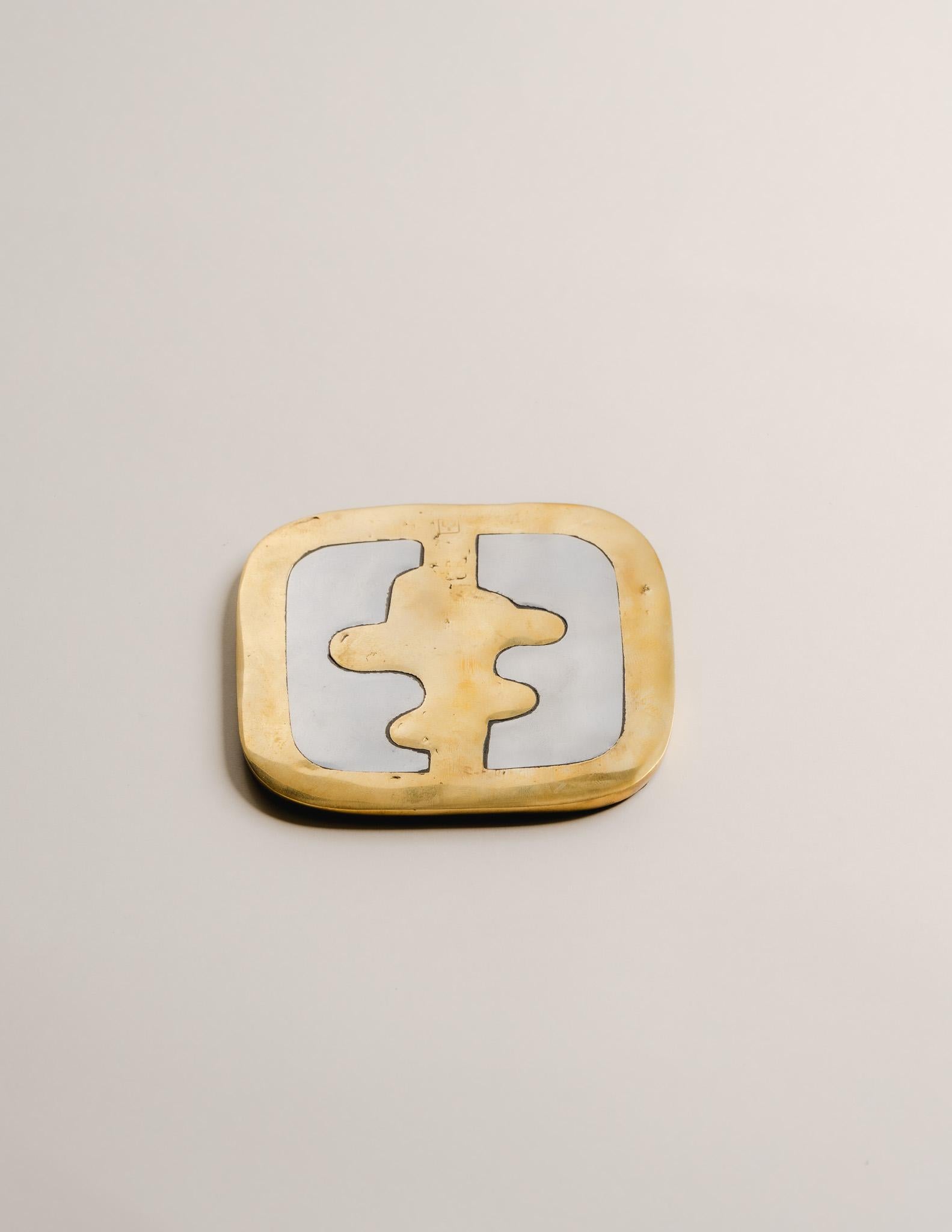 Set of five coasters in aluminum and brass, with beveled edges and freeform shapes.
Spanish work by David Marshall, characteristic of the brutalist design of the 1970s.
The reverse is lined with beige leather to protect surfaces. Excellent condition.