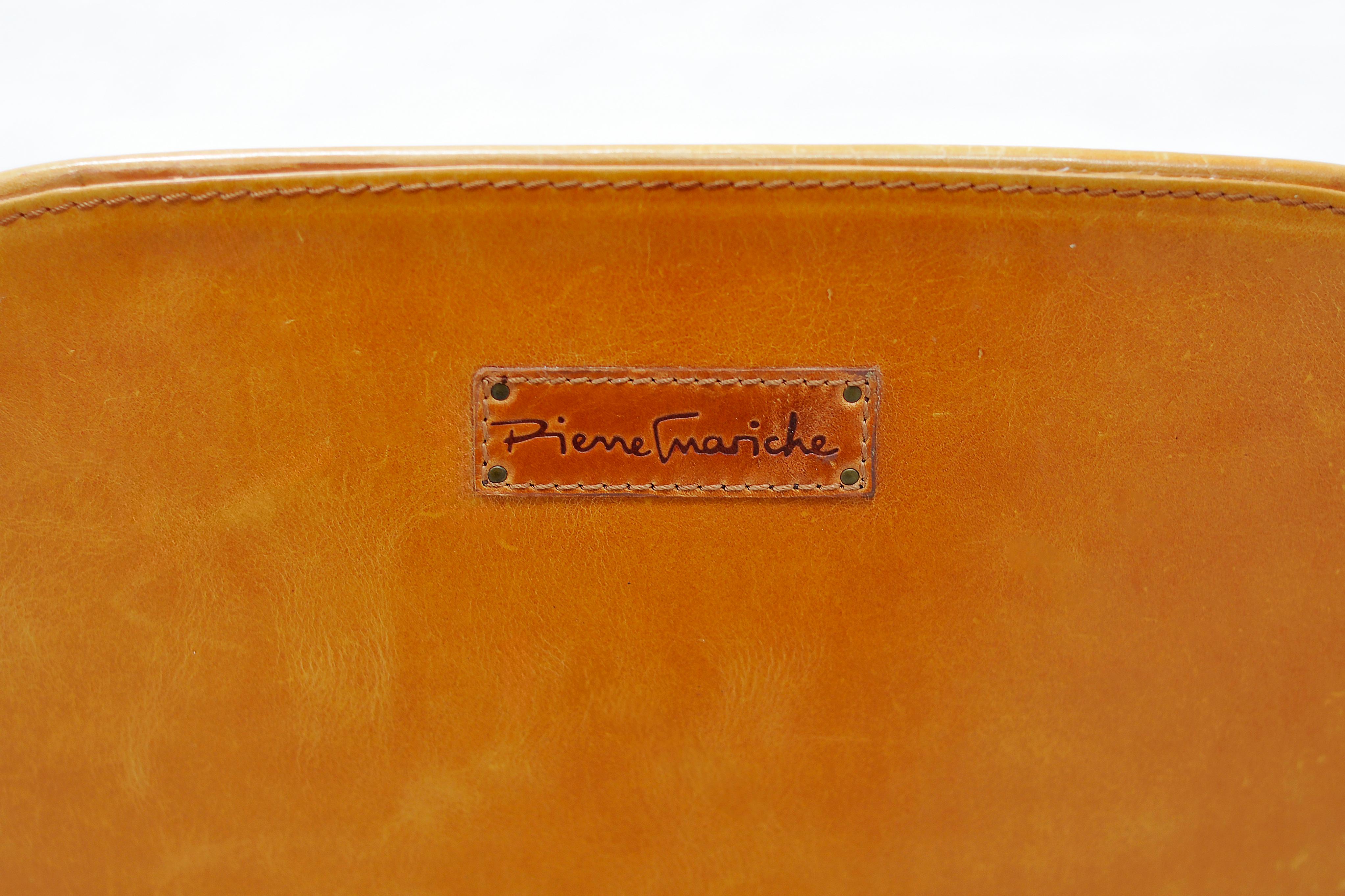 Satz von 5 cognacfarbenen Lederstühlen „Tonneau“ von Pierre Guariche im Angebot 3