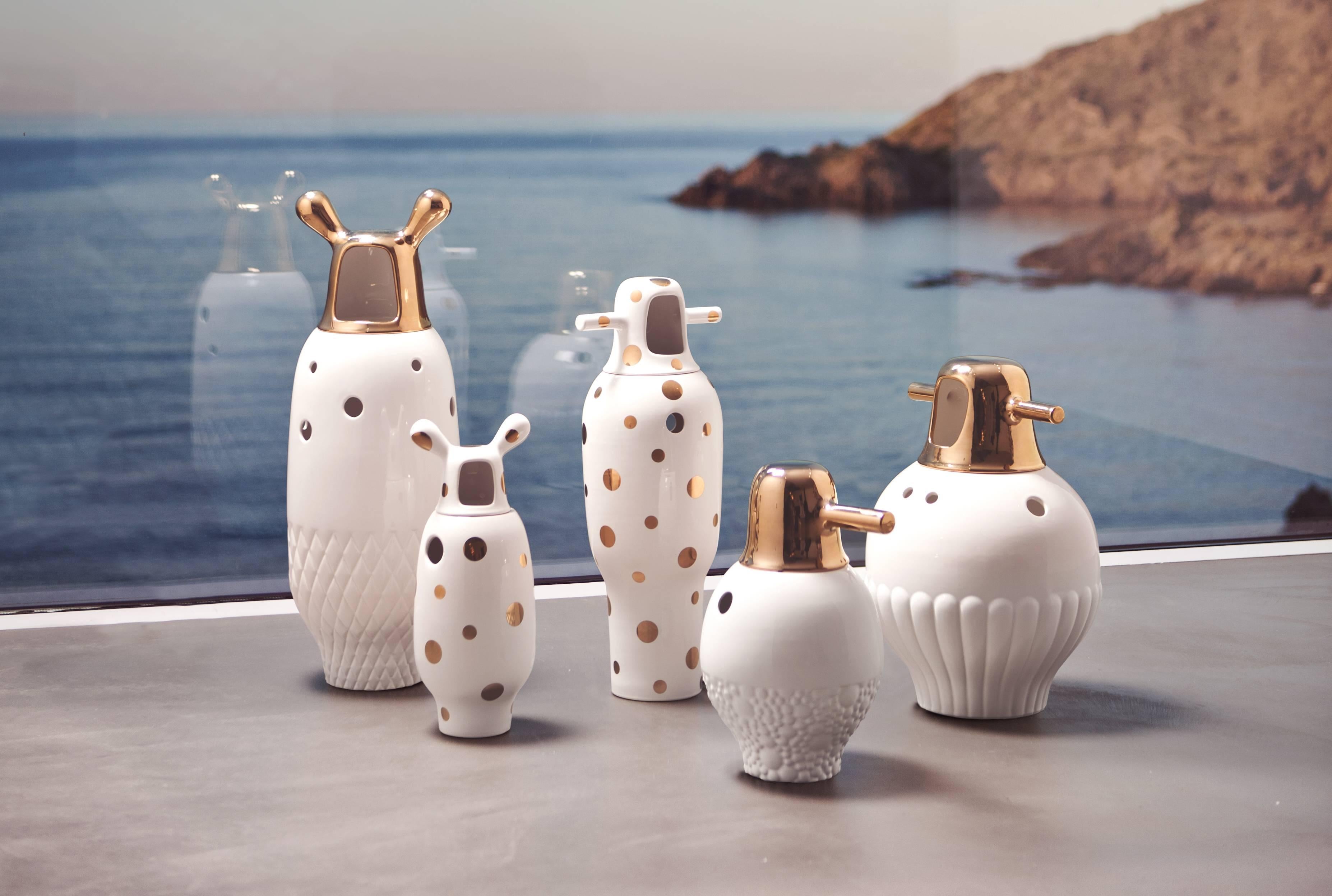 Modern Set of 5 Contemporary white & gold Glazed Ceramic Showtime Vases by Jaime Hayon For Sale