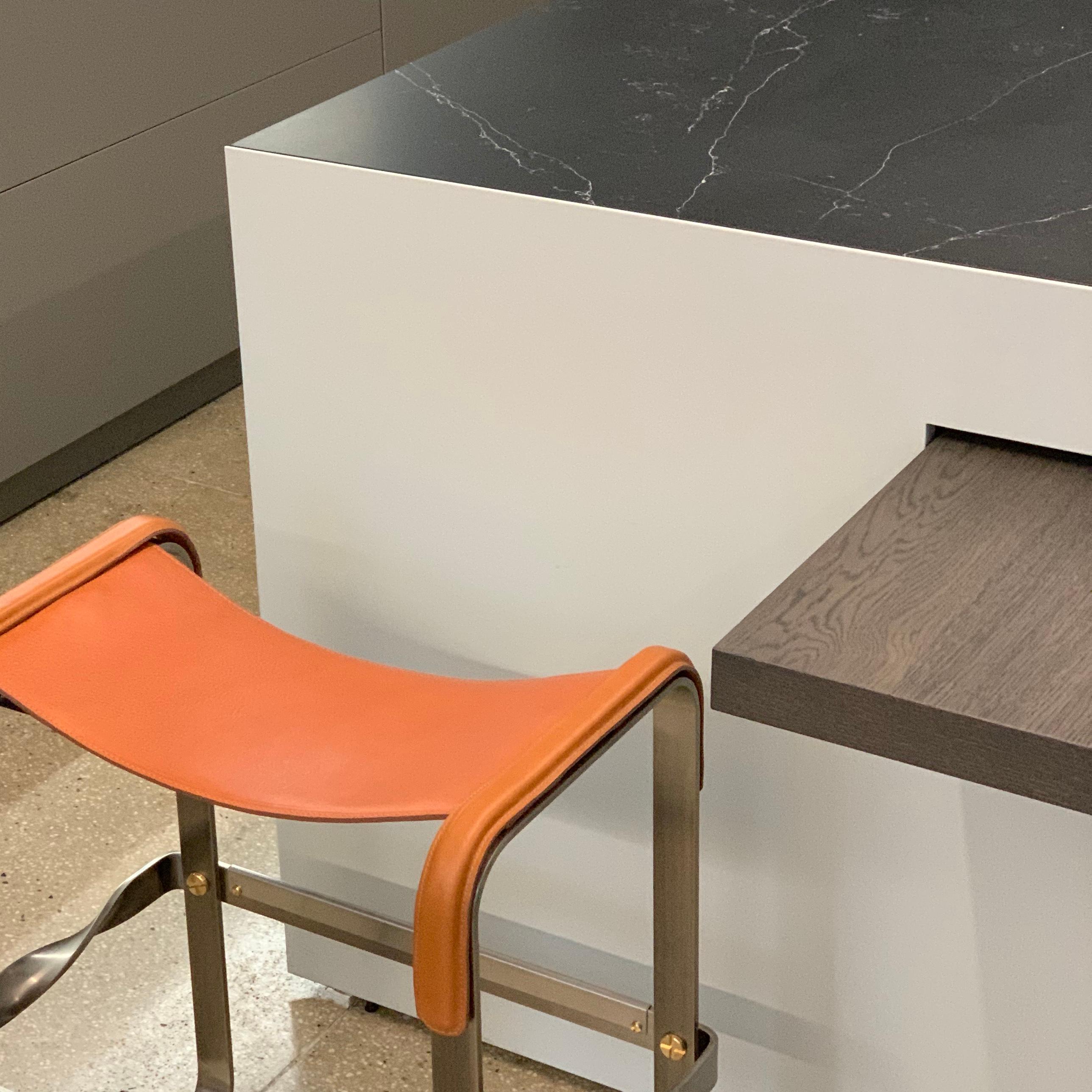 Set di 5 sgabelli da banco contemporanei in metallo ottone invecchiato e pelle naturale tabacco in vendita 2