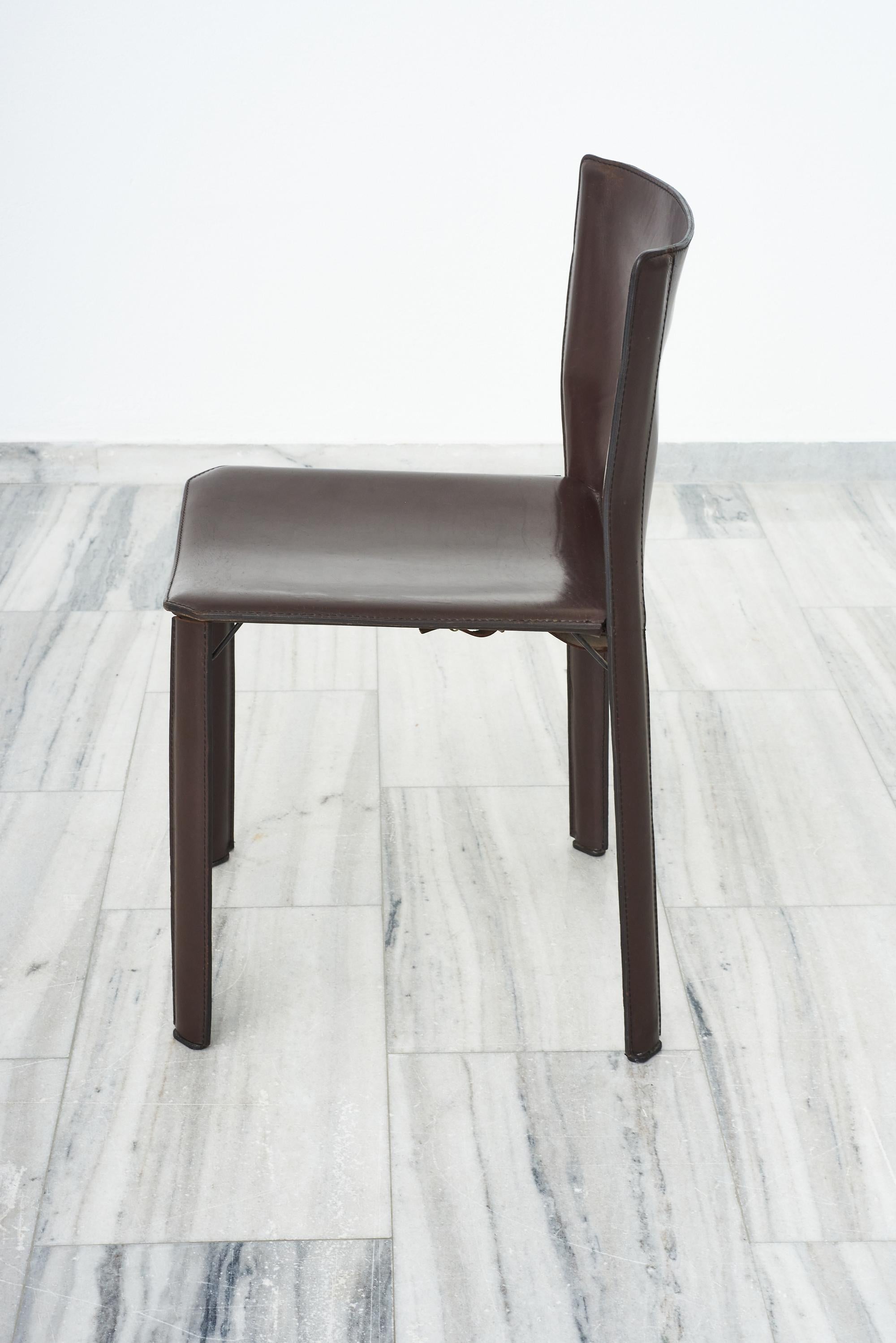 Set of 5 dark brown leather dining chairs In Good Condition For Sale In Athens, Attiki