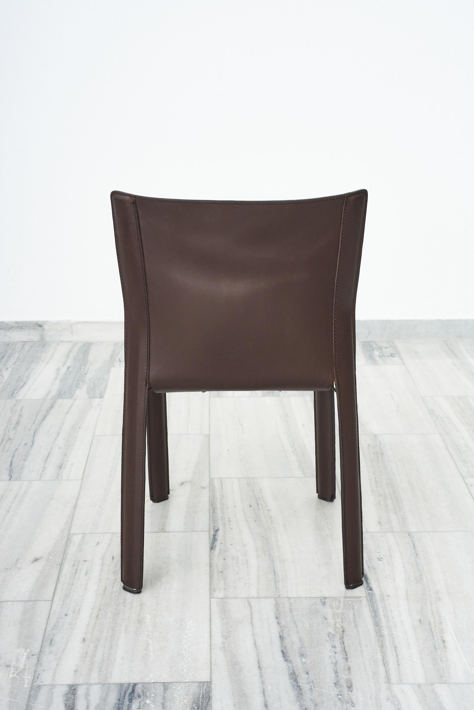 Leather Set of 5 dark brown leather dining chairs For Sale