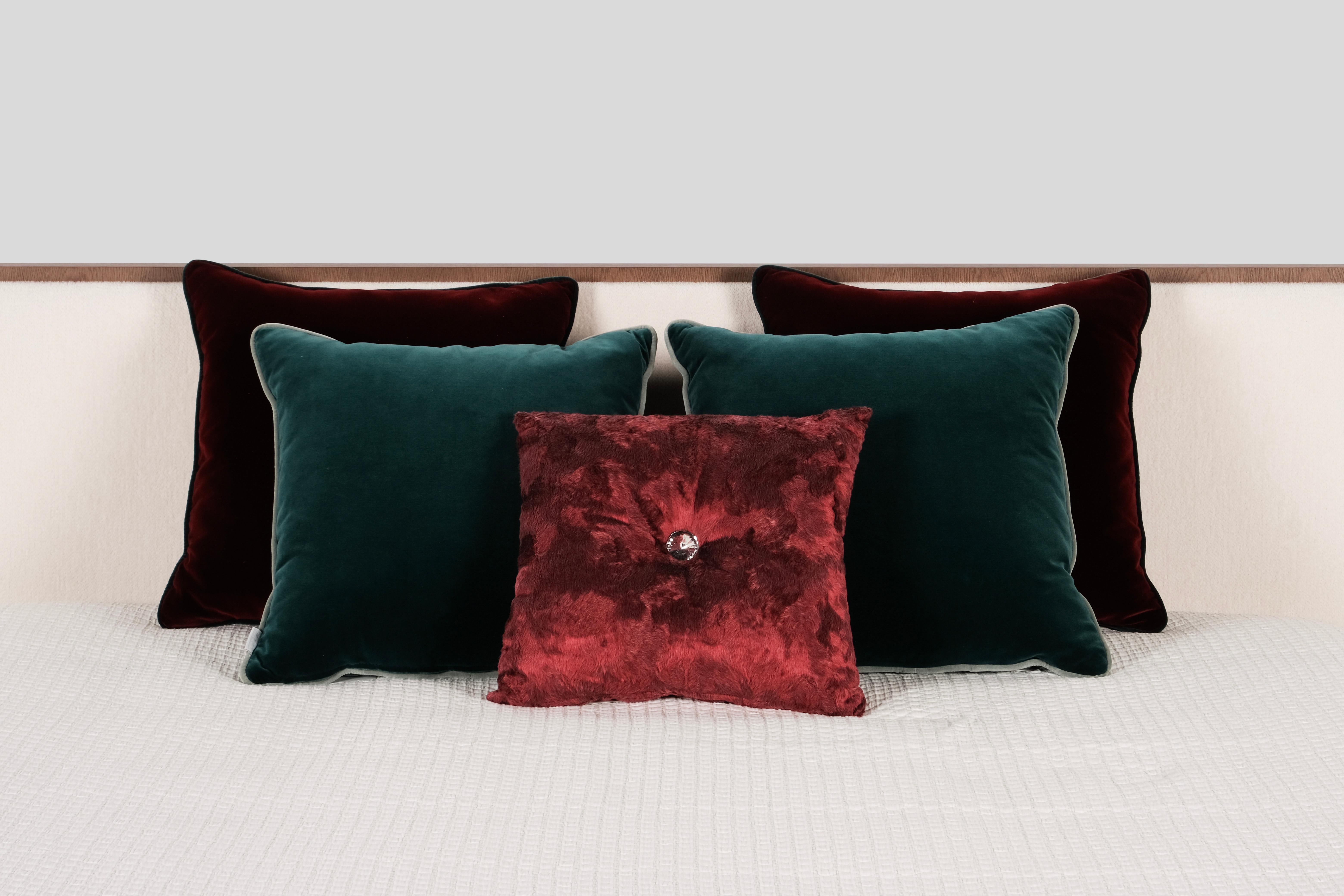 Set/5 oreillers décoratifs, Lusitanus Home Collection by Greenapple.

Ensemble de coussins décoratifs faits à la main avec des détails exquis.

2x 910144 Coussin carré en velours rouge foncé avec passepoil en velours vert.
Dimensions :
L.50 x H.50