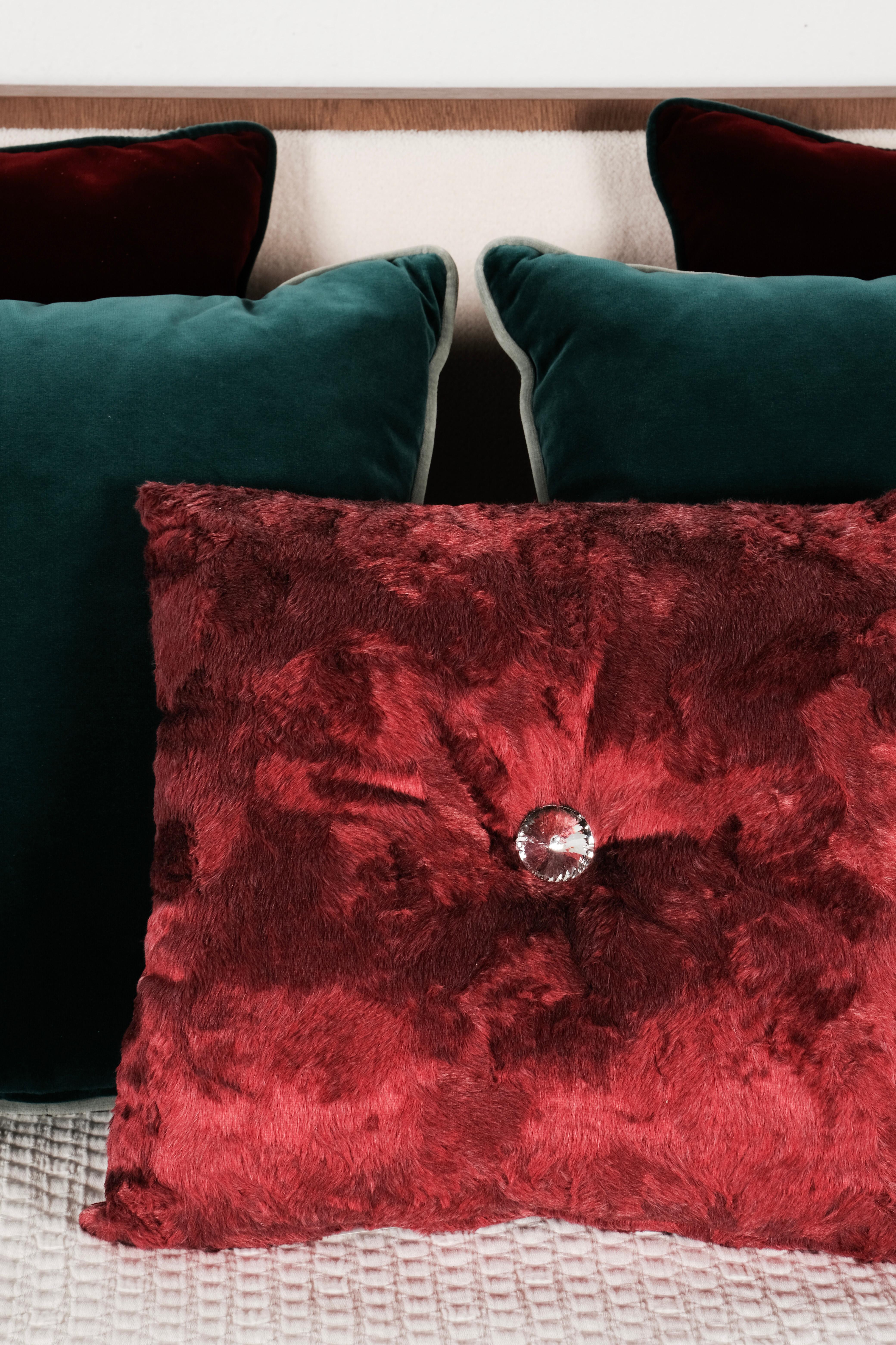 Moderne Ensemble de 5 coussins décoratifs en velours rouge vert fausse fourrure de Lusitanus en vente