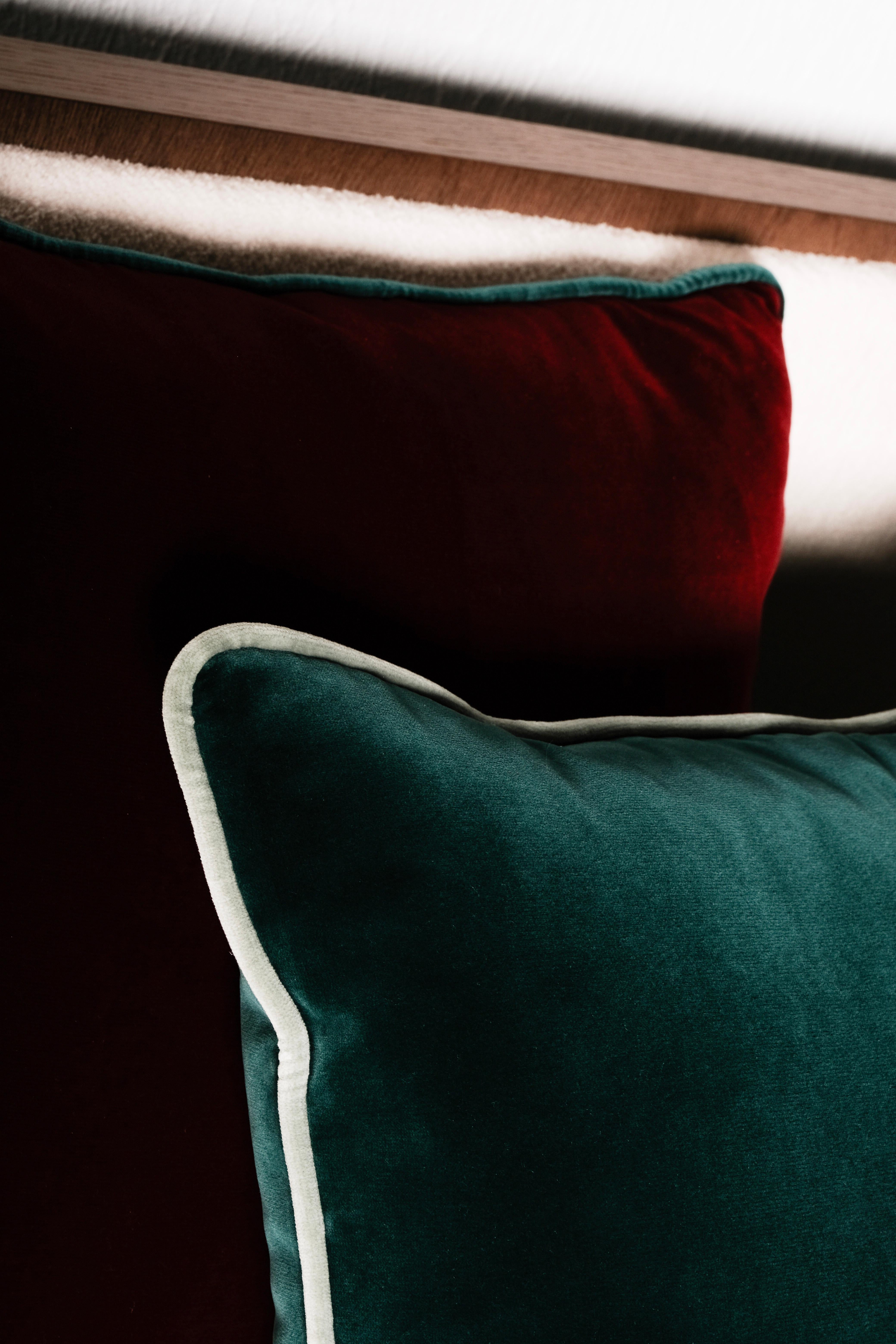 Portugais Ensemble de 5 coussins décoratifs en velours rouge vert fausse fourrure de Lusitanus en vente
