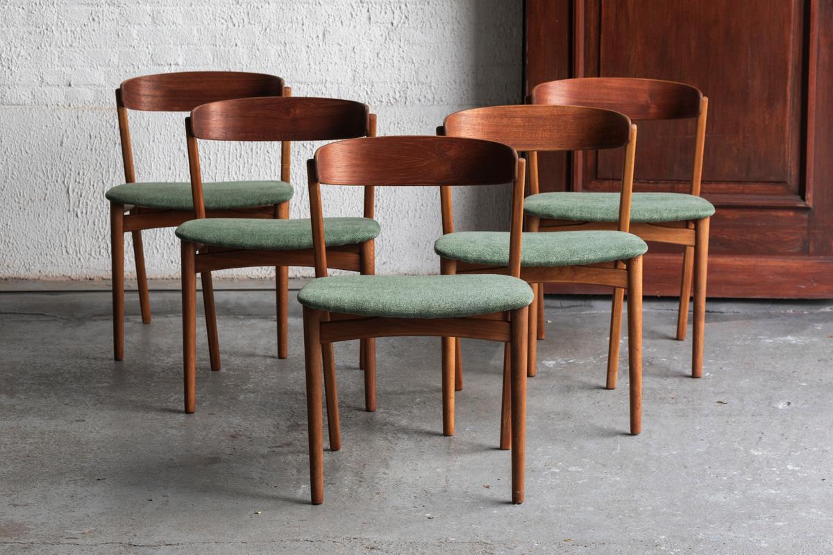 Set of 5 dining chairs designed and produced by Farstrup Møbler in Denmark in the 1960s. Made of a solid beech frame, teak veneer backrest and seats that were refurbished in a green quality fabric. In good condition with some using marks as shown in