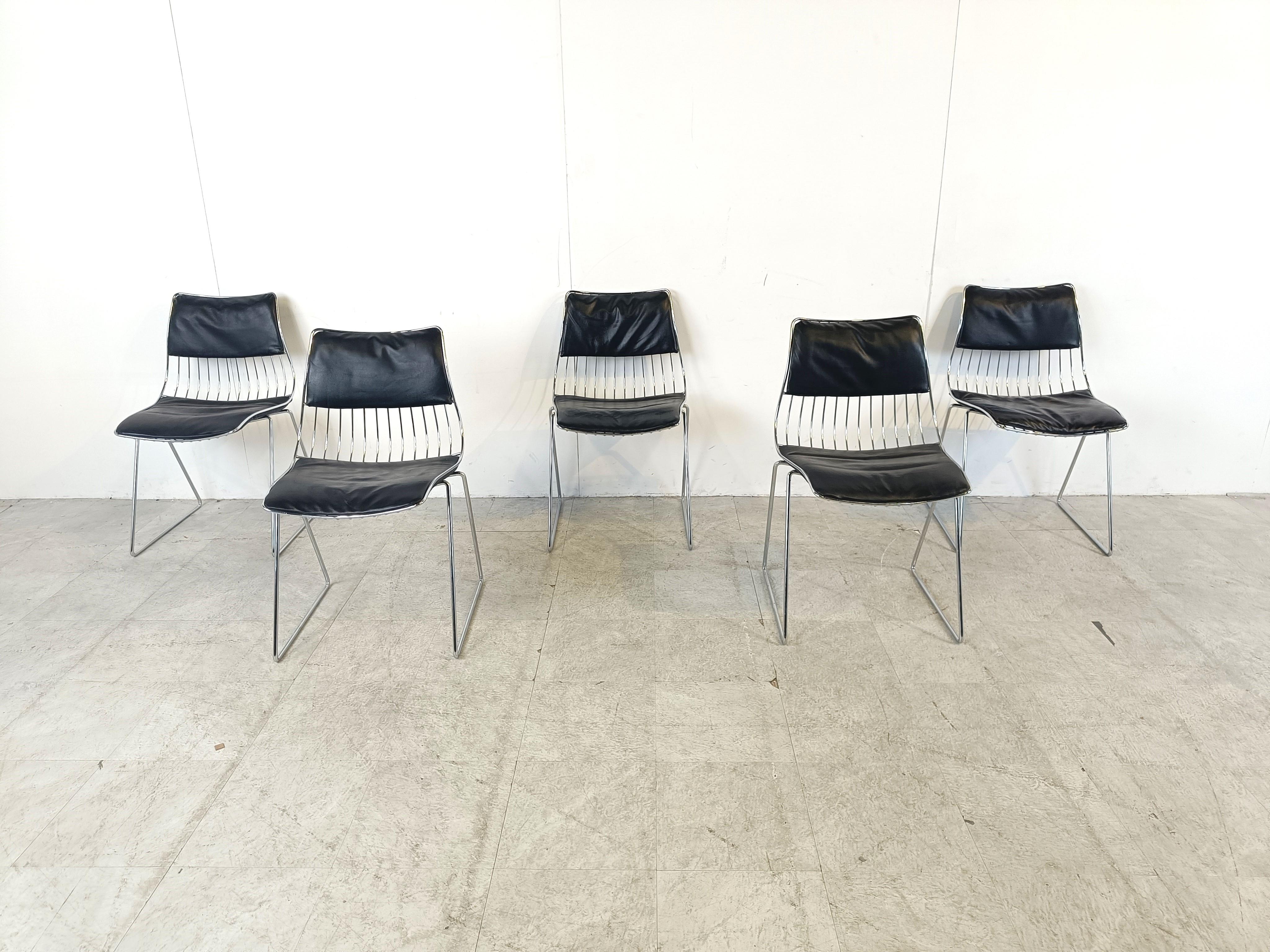 Set of 5 stackable dining chairs designed by Rudi Verelst.

The have a heavy wired chrome frame with black leather upholstery.

The chairs are in a very good condition with no damages.

They sit well and have a sturdy design.

1970s -