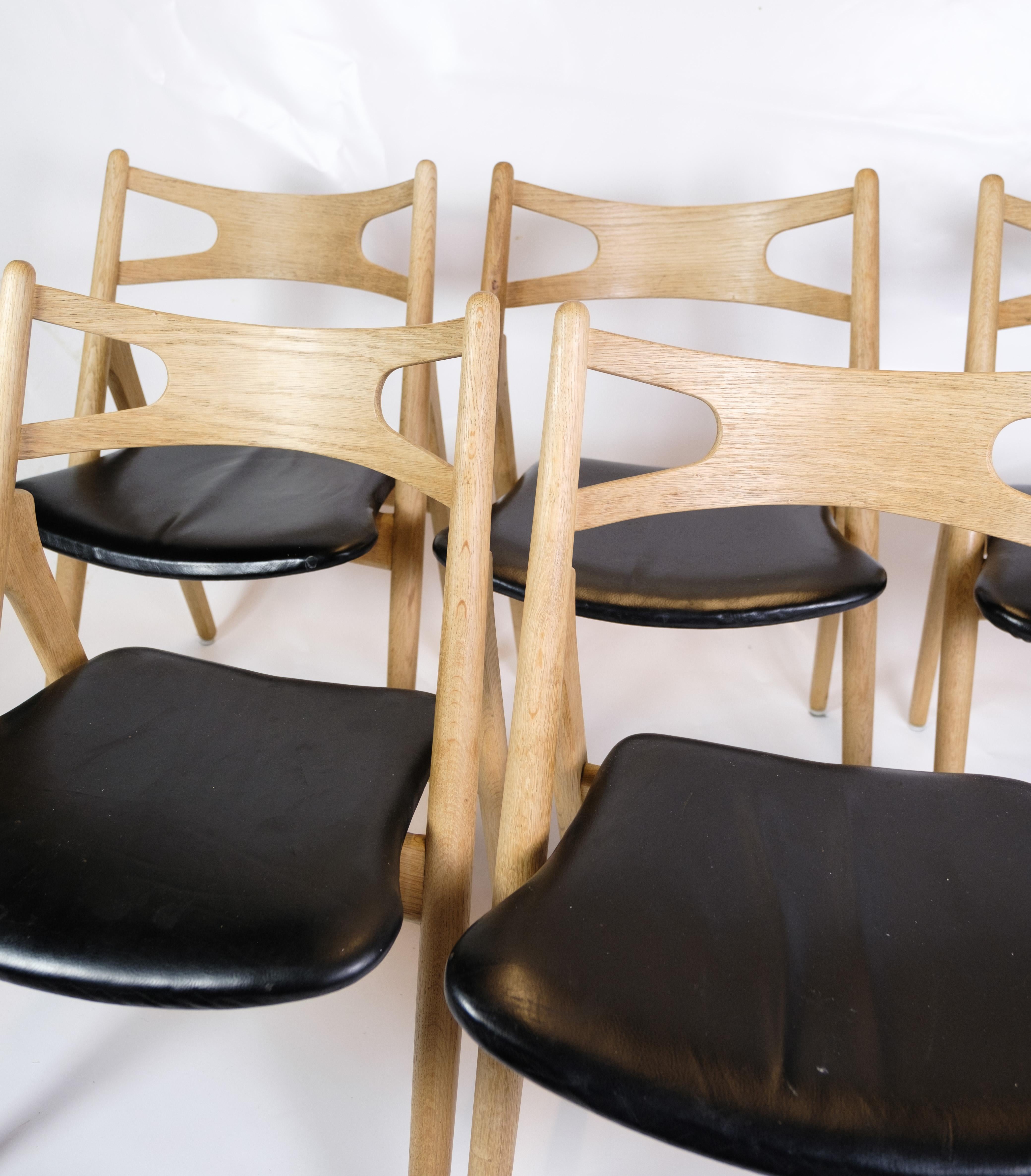 La chaise banc de scie CH29P en chêne est une chaise de salle à manger emblématique conçue par Hans J. Wegner en 1952. Cette chaise présente un mariage parfait entre le style et le confort. Cette chaise est un ancien modèle, fabriqué entre 1952 et
