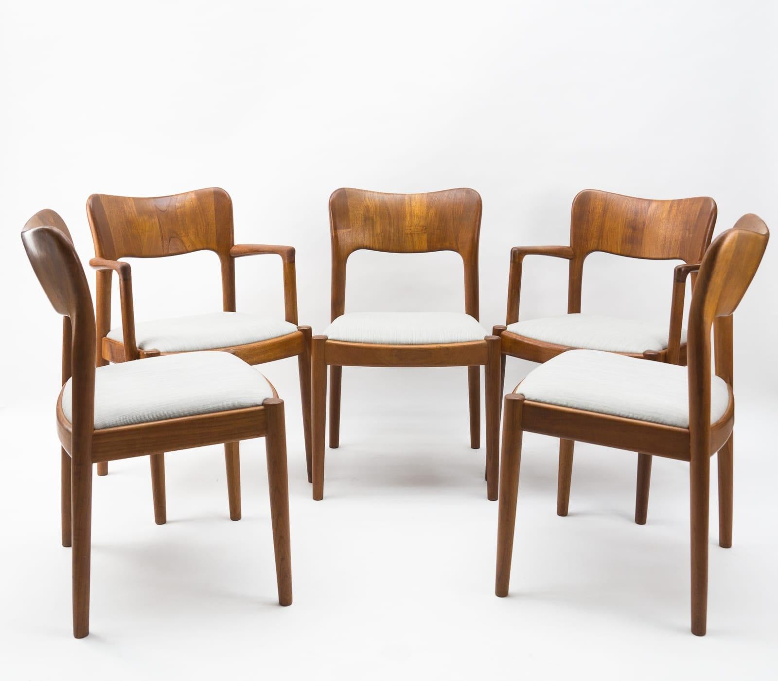 Two chairs are with armrests and three without.

The ones without armrests are 50cm wide, which are 53cm with armrests.