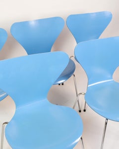 Juego De 5 Sillas De Mesa De Comedor Modelo 3107 Fabricadas En Azul Claro Por Arne Jacobsen