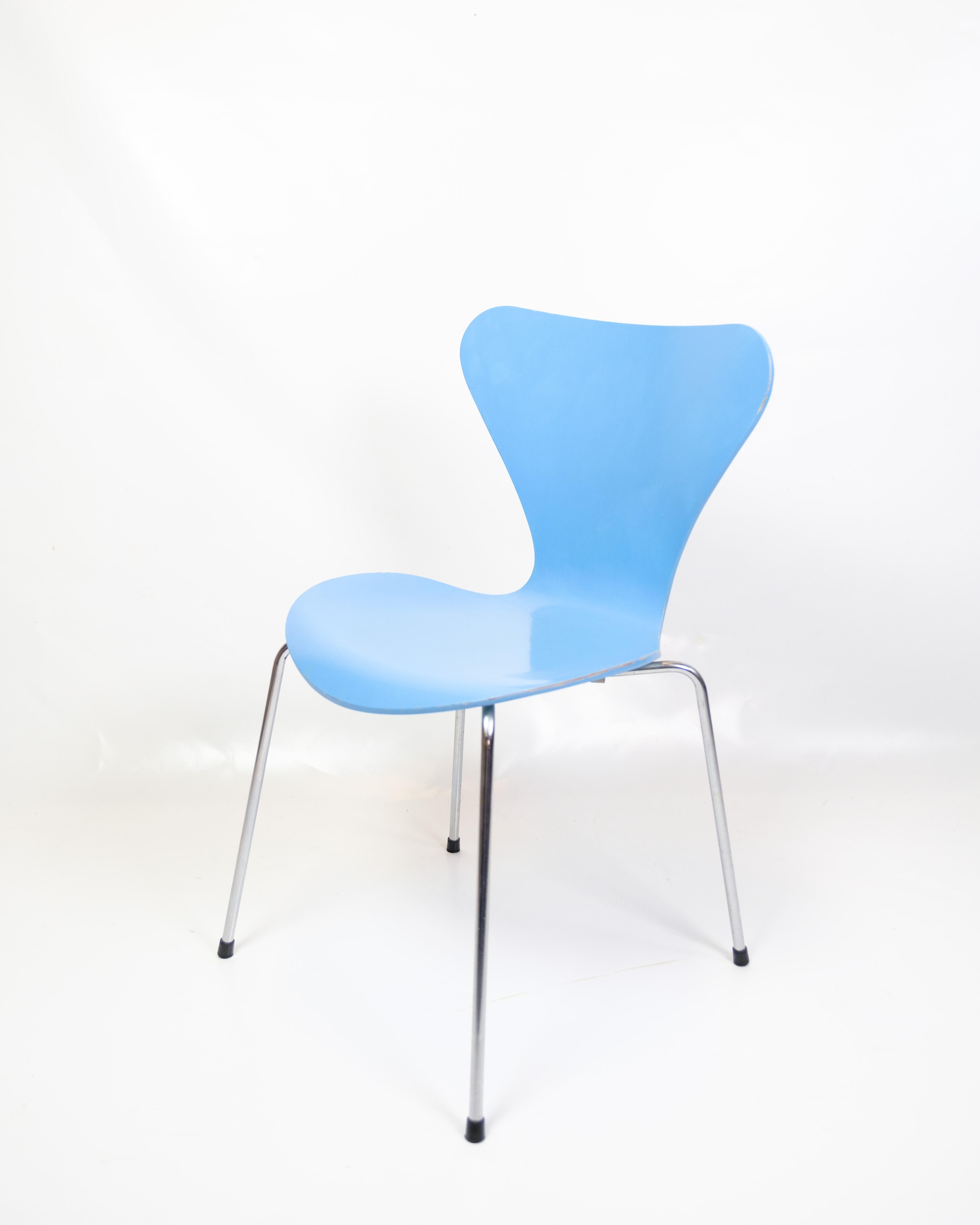 Mid-Century moderno Set di 5 sedie da tavolo modello 3107 in azzurro di Arne Jacobsen in vendita