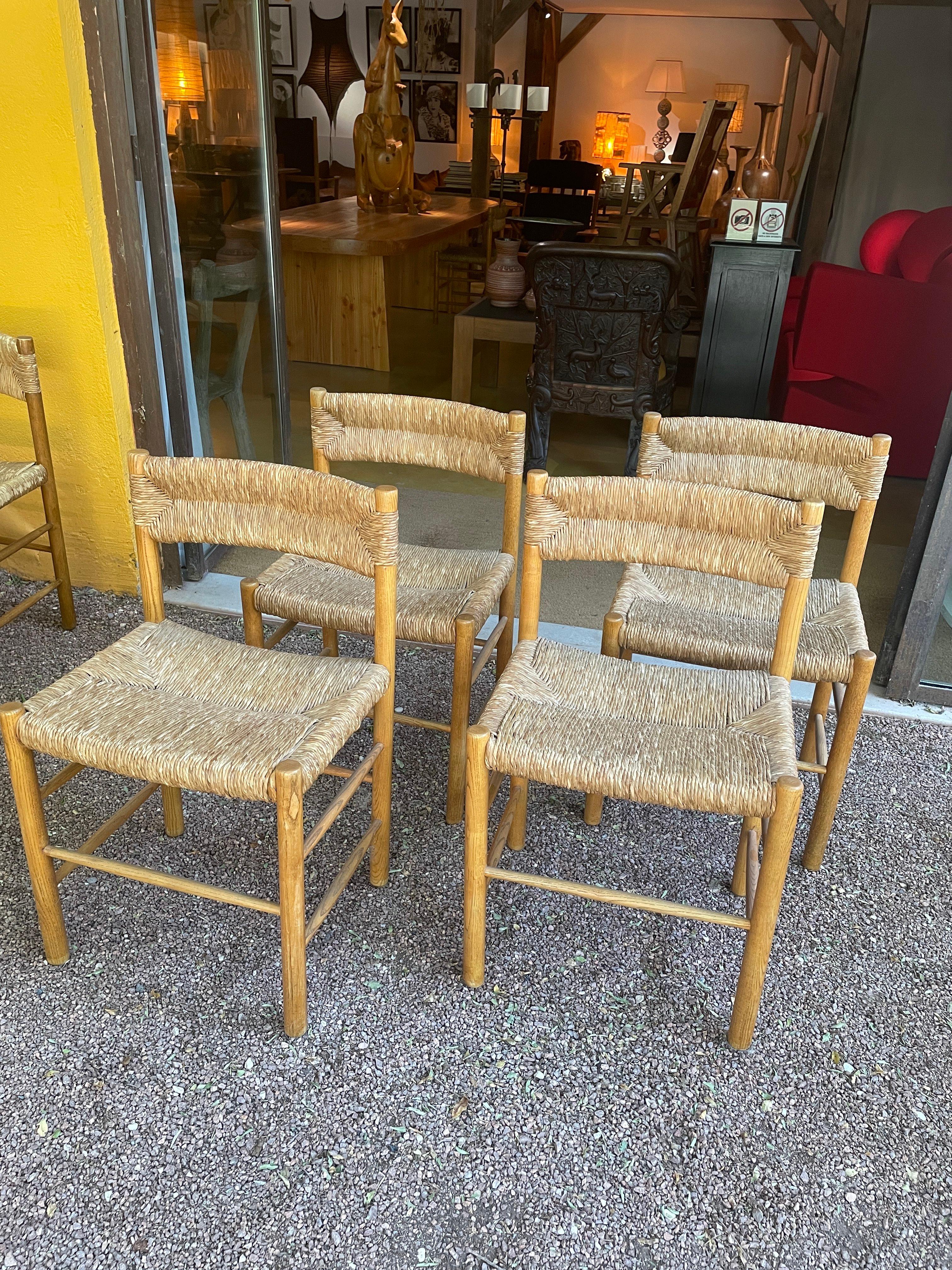 Herrliches Set von FÜNF französischen Stühlen, die Schlichtheit und Eleganz vereinen.

Die in den 1960er Jahren von dem renommierten Verleger Robert Sentou in Frankreich für Charlotte Perriand hergestellten Stühle zeichnen sich durch ihr Gestell aus
