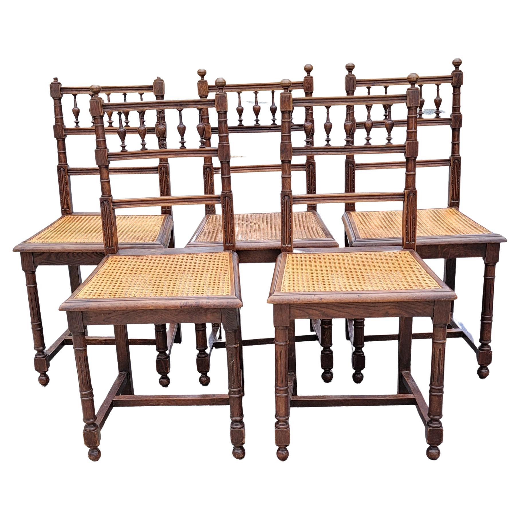Un bellissimo set di 5  del Rinascimento francese  Sedie in stile Enrico II dell'inizio del XX secolo.
Solidamente realizzato in legno di quercia,  sedili in canna intrecciata, schienale decorato con balaustre intagliate a mano.
Realizzato in legno