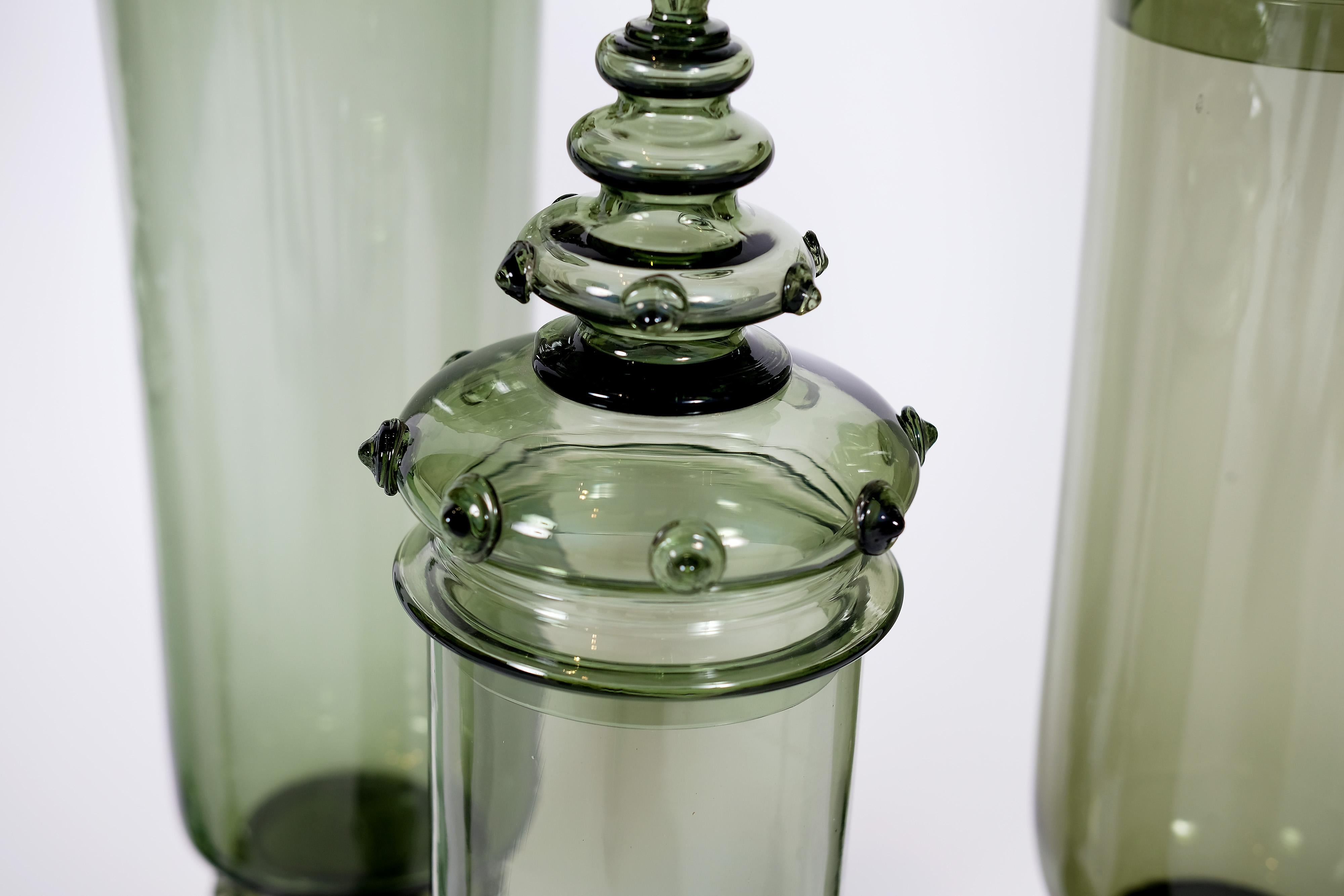 Ensemble de 5 pots d'apothicaire en verre vert du début du 20e siècle, fabriqués par les célèbres verriers autrichiens J.L. LOBMEYR.

TAILLES ALLANT DE
PLUS GRAND : 
32 pouces de hauteur
7.5 pouces de large
Jusqu'à SHORTEST
19 pouces de