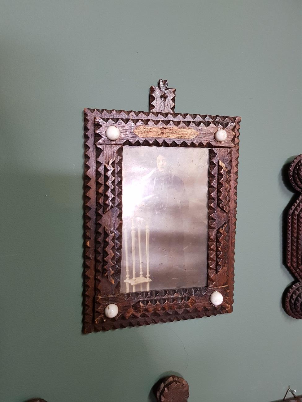 Set of 5 old handmade Tramp Art photo frames some of which have white glass half balls, all are in a reasonable condition with wear consistent by age and use. These are from circa 1900.

The measurements are around this and smaller,
Depth 4 cm/