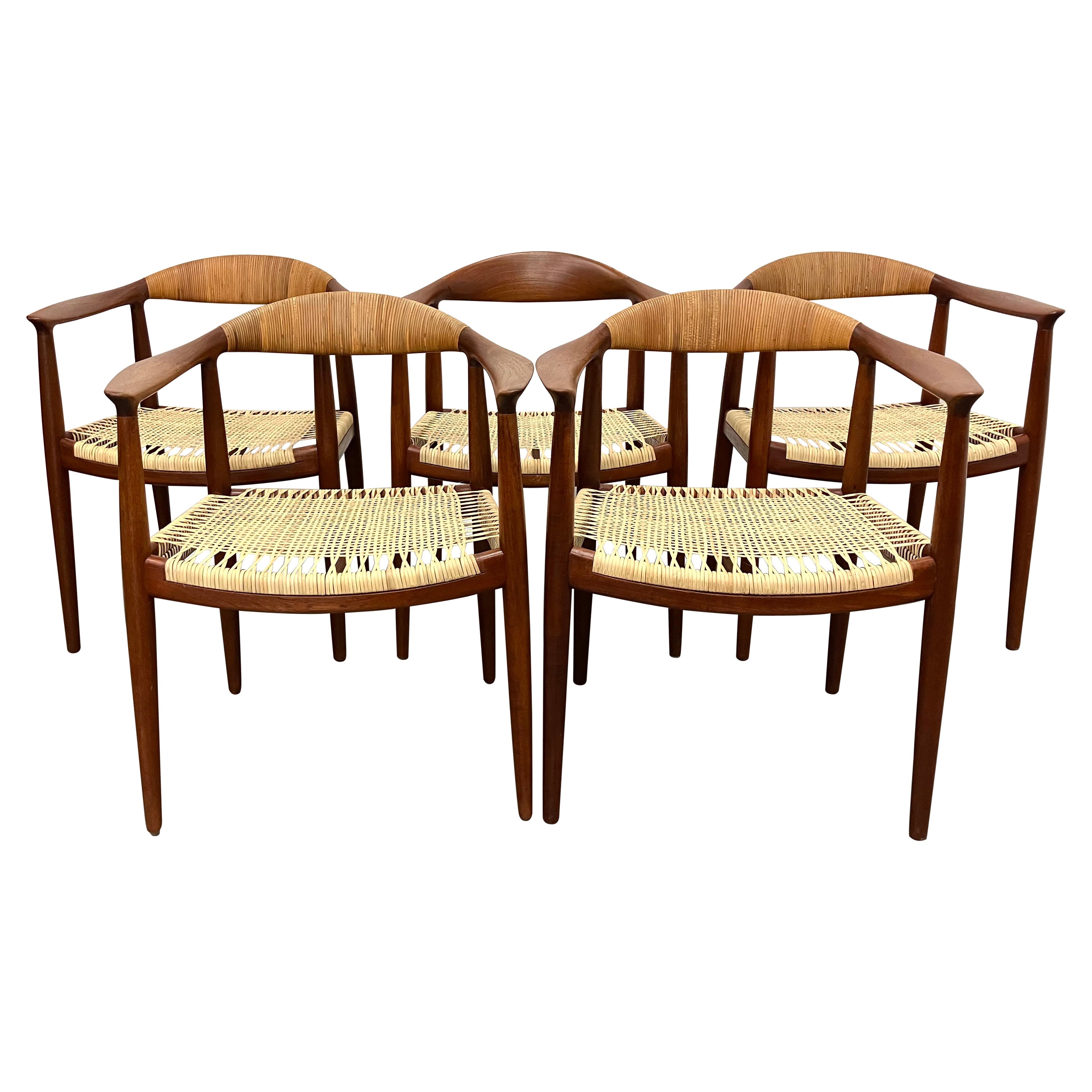 Ensemble de 5 chaises rondes des débuts de Hans Wegner