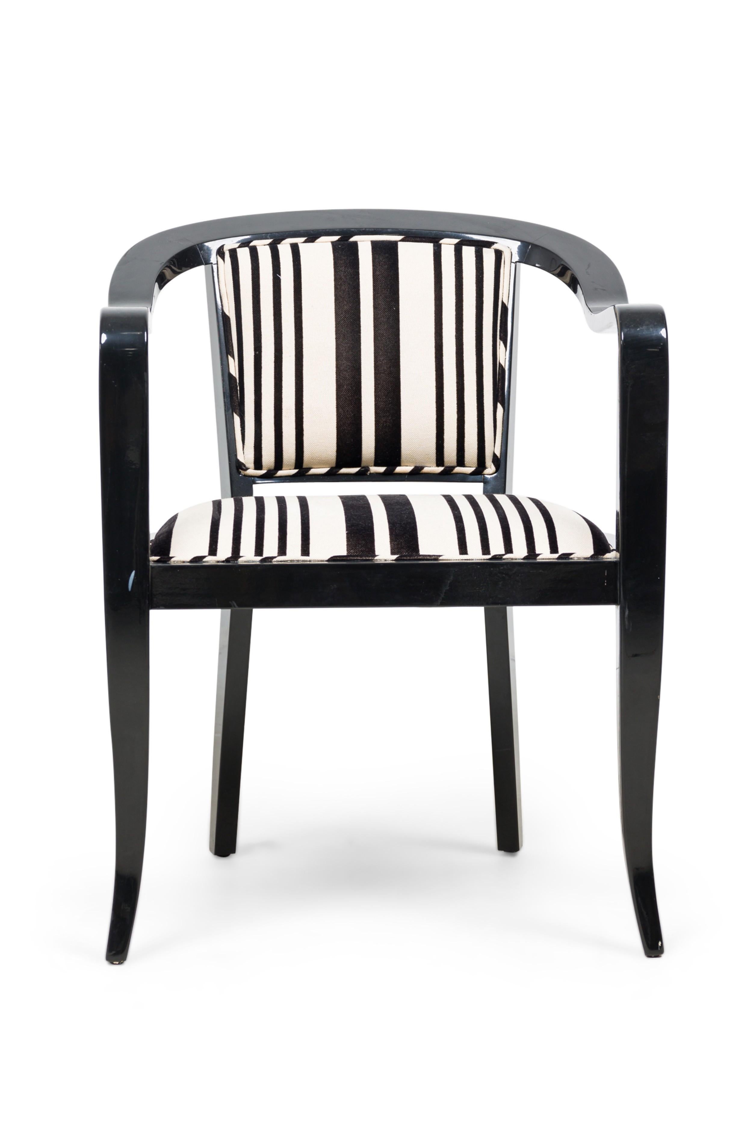 Juego de 5 sillones de madera ebonizada de mediados de siglo con respaldo redondo continuo y tapicería a rayas blancas y negras (EDWARD WORMLEY para DUNBAR) (PRECIADOS COMO JUEGO) (JUEGO A JUEGO de 4 con tapicería blanca: REG4008B)
