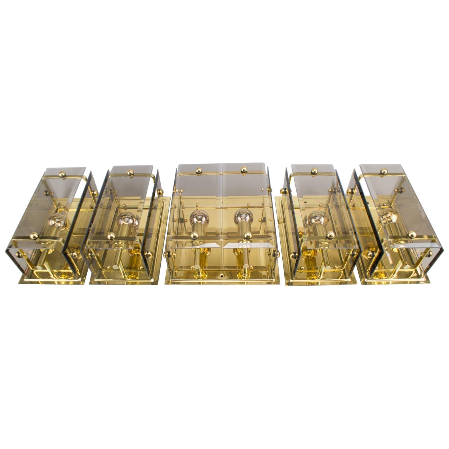 Juego de 5 elegantes lámparas de pared de latón y cristal ahumado de mediados de siglo, Alemania, años 60