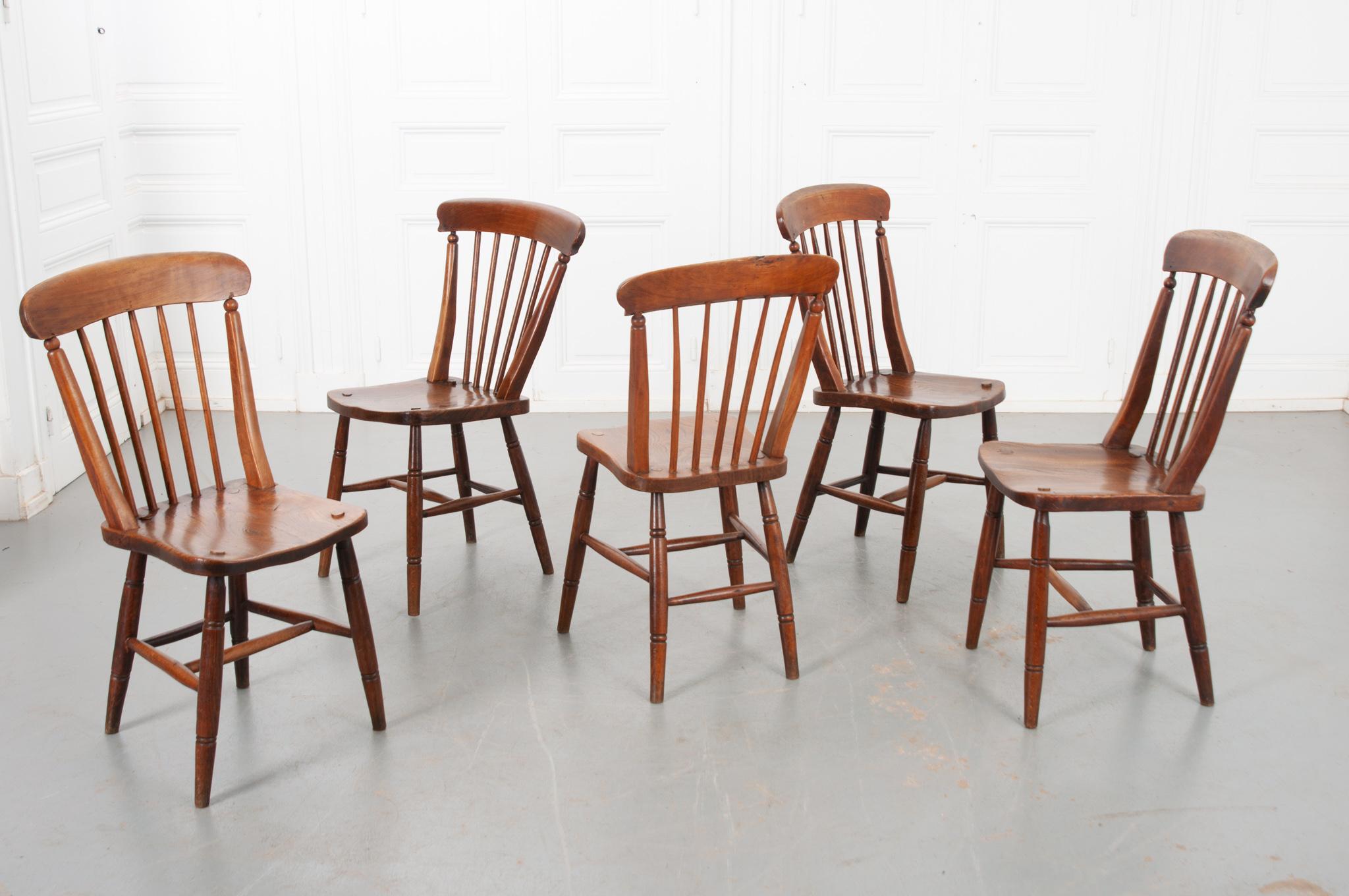 Cet ensemble classique de cinq chaises de salle à manger a été fabriqué en Angleterre, vers 1860. Nettoyé et poli avec de la pâte de cire française. Le chêne massif merveilleusement patiné s'avère incroyablement robuste après près de 200 ans, ce qui