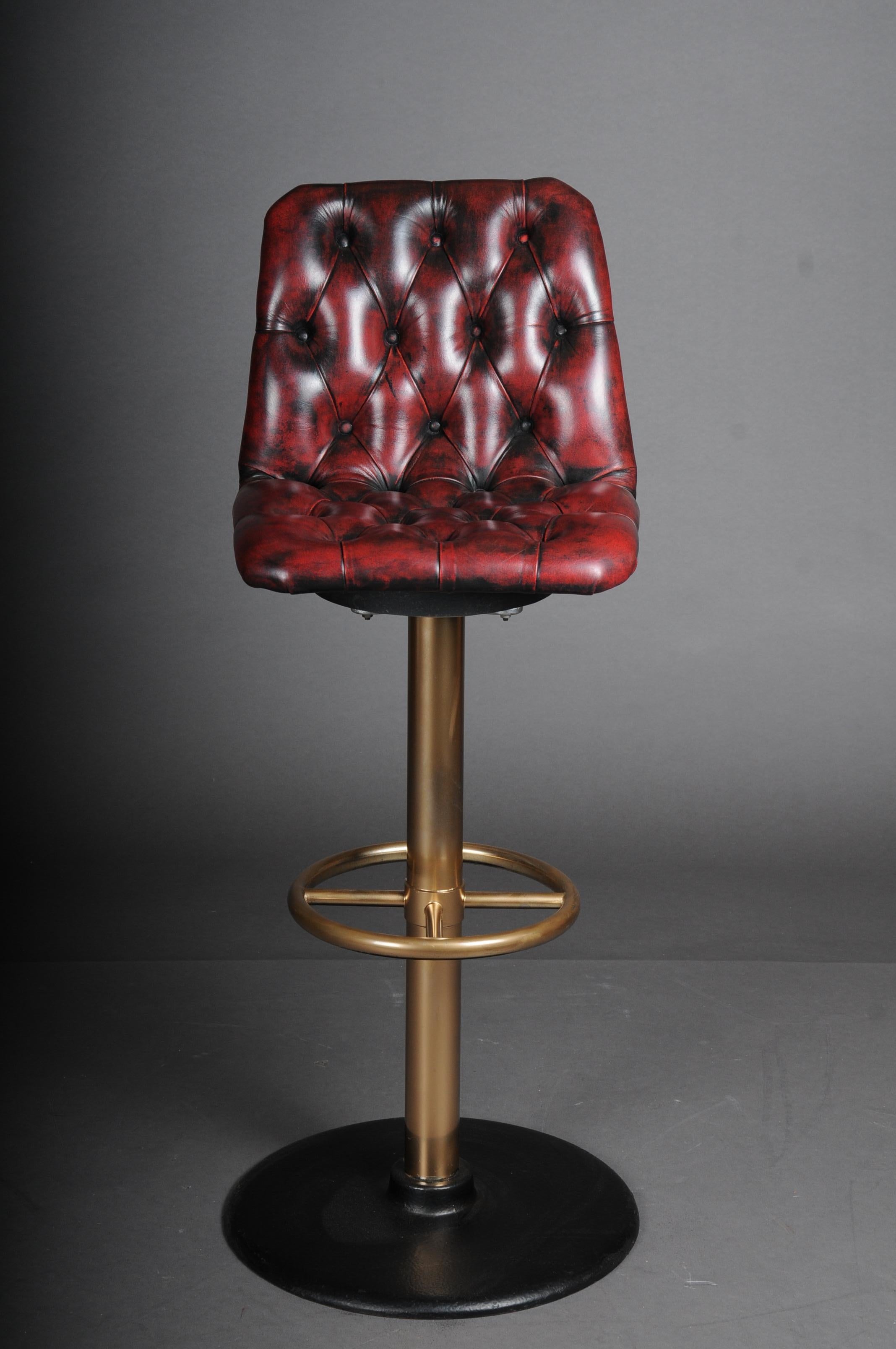 5 tabourets de bar Chesterfield exclusifs, Angleterre.

Acier laqué or avec base en fer, pondéré.

Nœud de haute qualité en cuir rouge véritable.

Les tabourets de bar sont dotés d'une fonction de retour automatique/un mécanisme à ressort