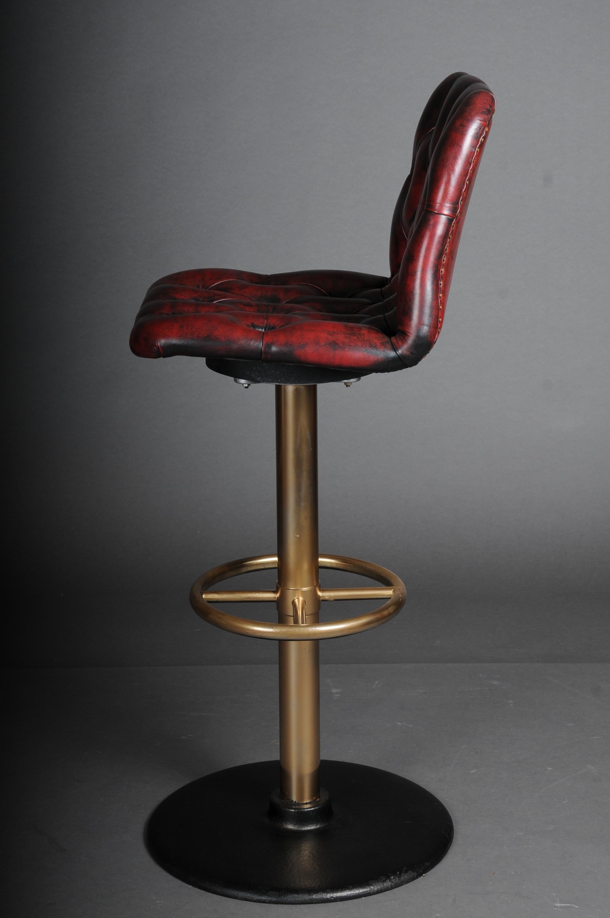 Anglais Ensemble de 5 tabourets de bar anglais de Chesterfield, 20ème siècle, cuir rouge