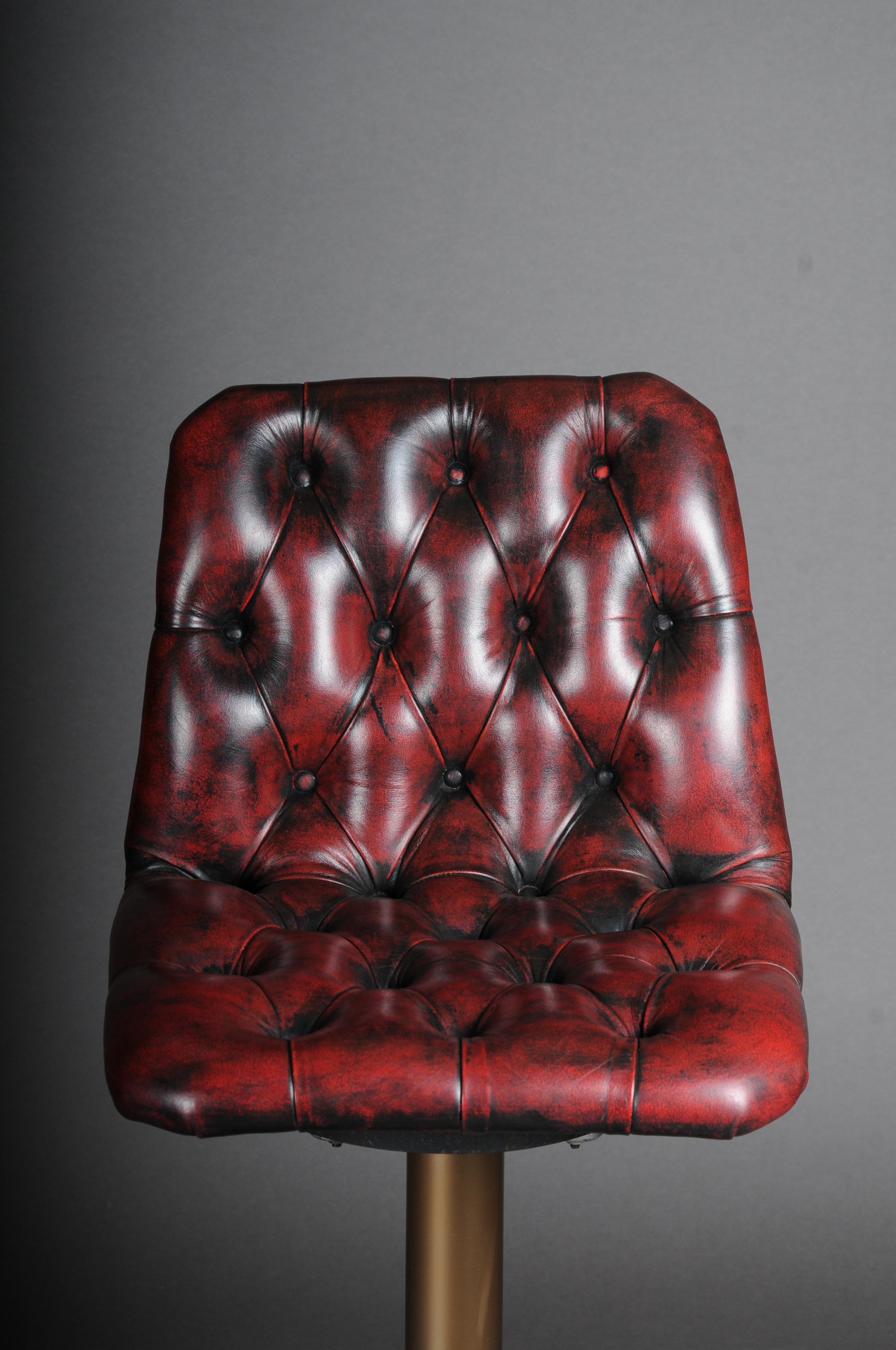 20ième siècle Ensemble de 5 tabourets de bar anglais de Chesterfield, 20ème siècle, cuir rouge