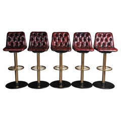 Ensemble de 5 tabourets de bar anglais de Chesterfield, 20ème siècle, cuir rouge