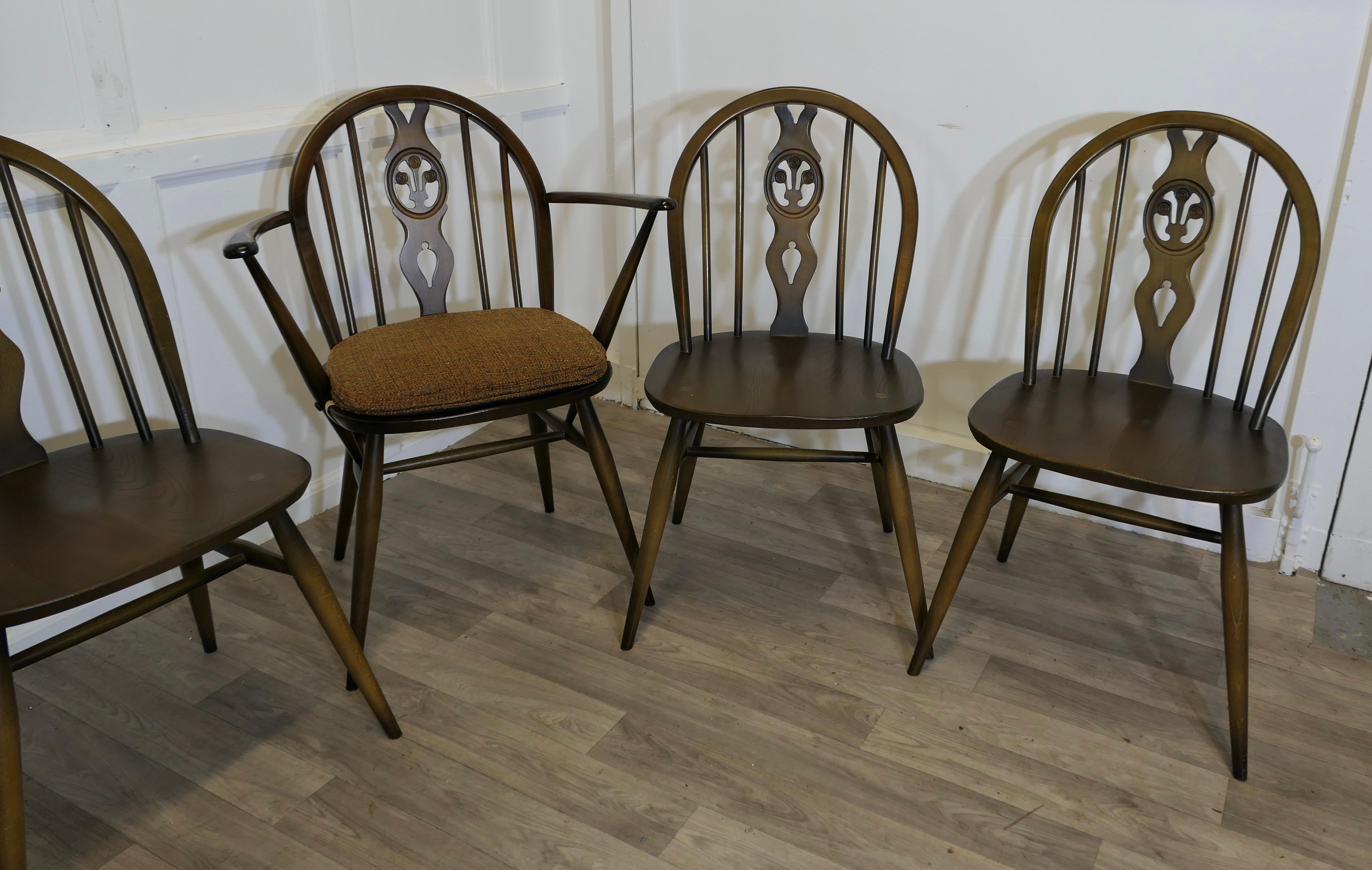 Set of 5 Ercol Windsor Dining Chairs  The chairs are a classic design In Good Condition In Godshill, Isle of Wight