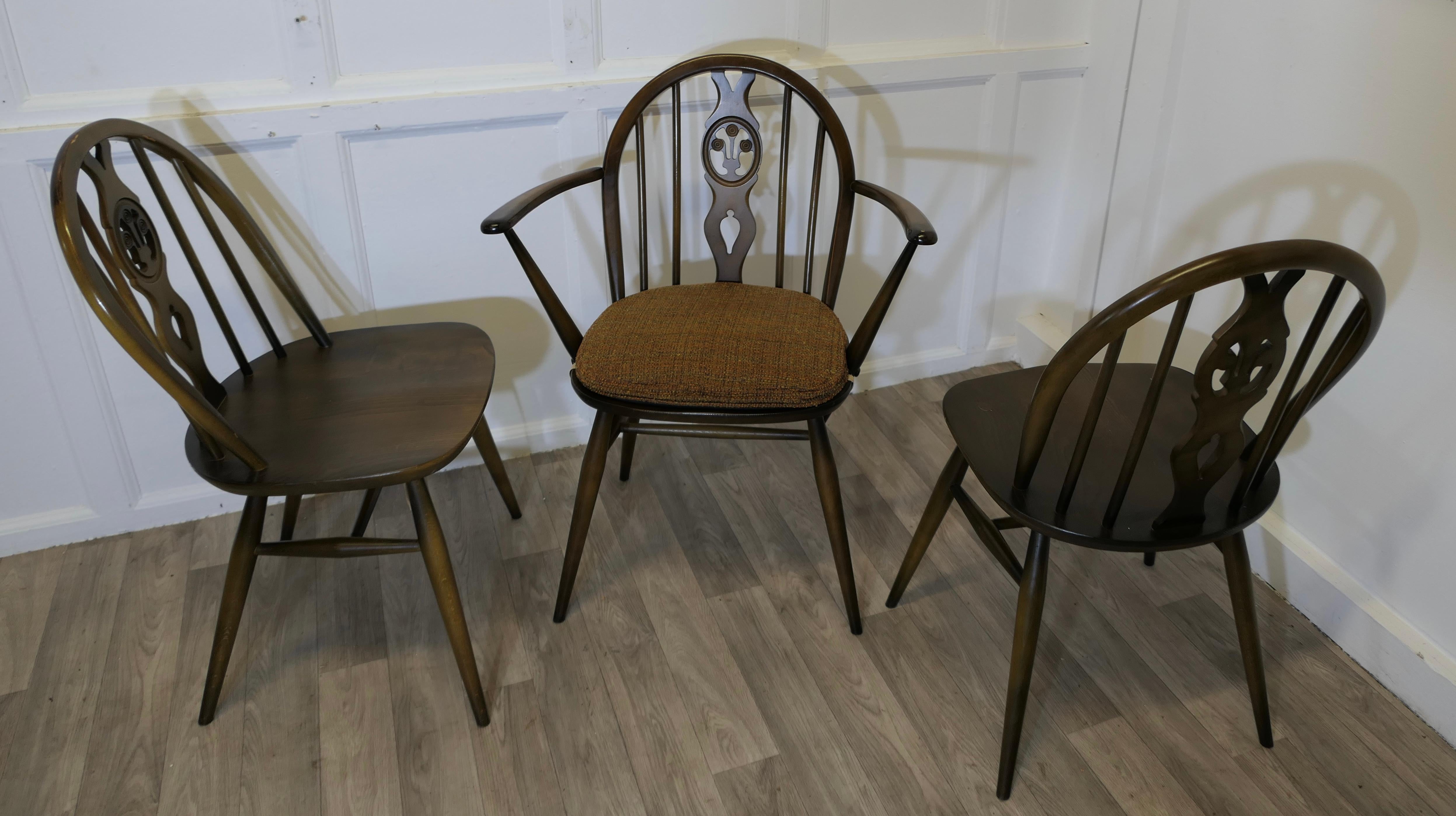 Set of 5 Ercol Windsor Dining Chairs  The chairs are a classic design 1