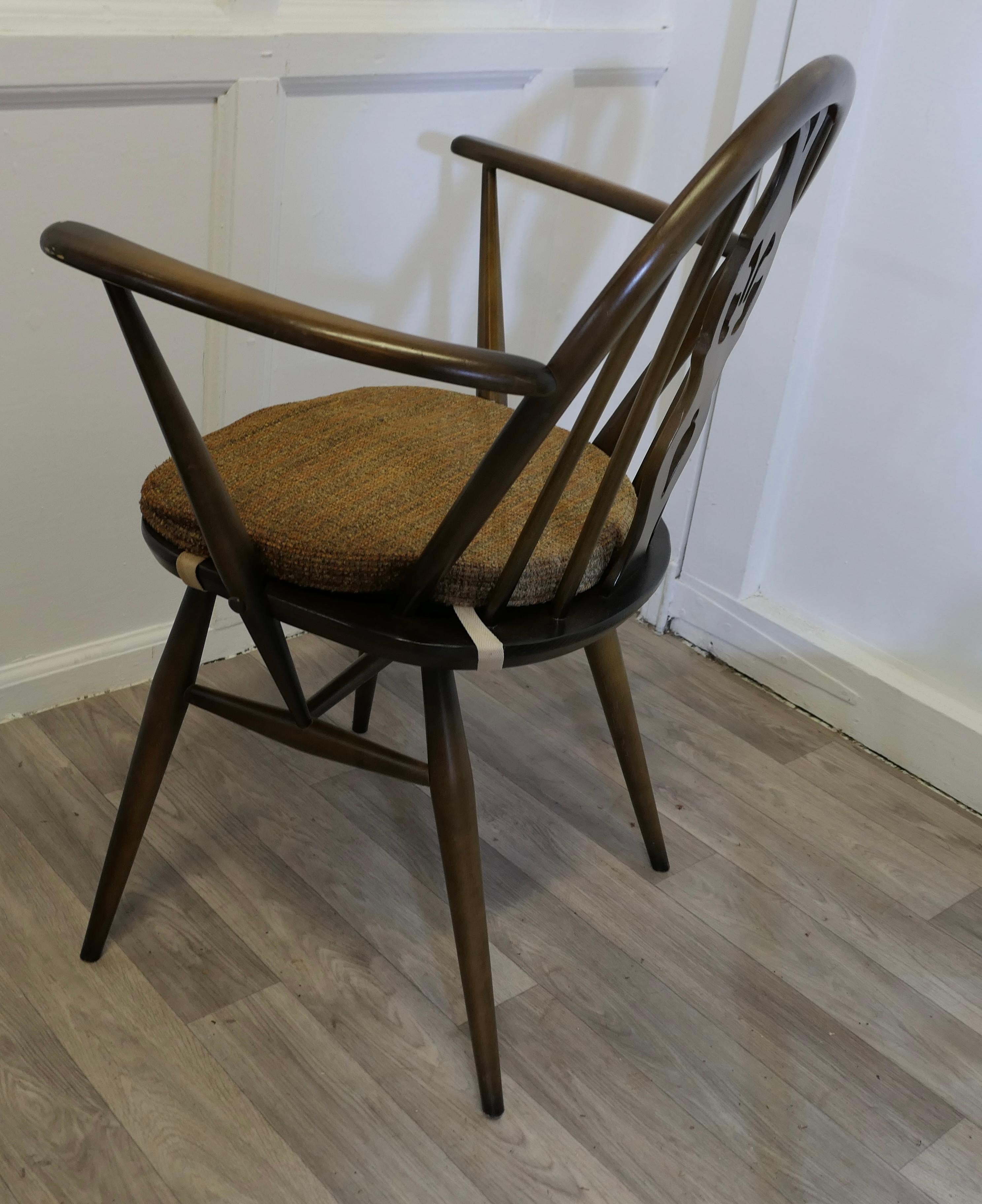 Set of 5 Ercol Windsor Dining Chairs  The chairs are a classic design 3